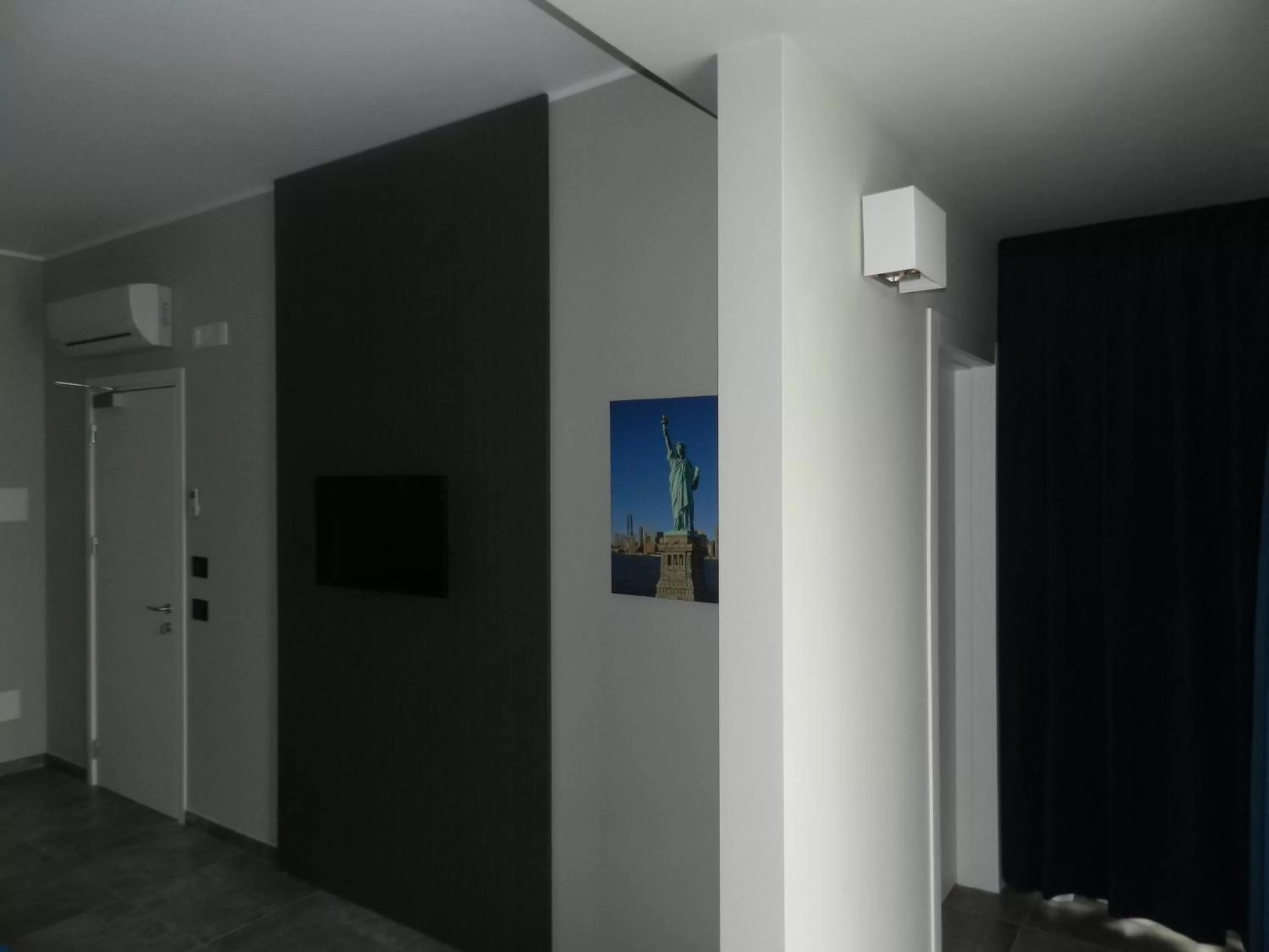 Photo of the whole room in Erasmus Hotel