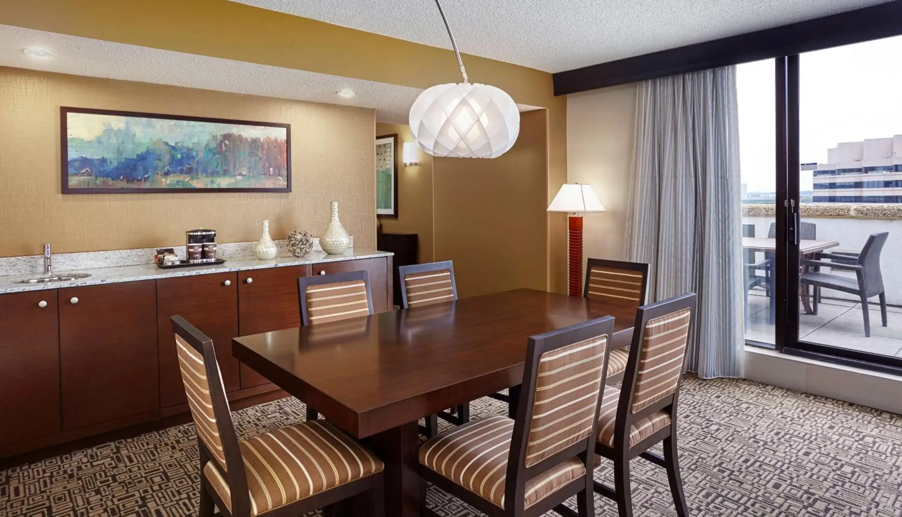 Kitchen or kitchenette, Dining Area in DoubleTree by Hilton Washington DC – Crystal City
