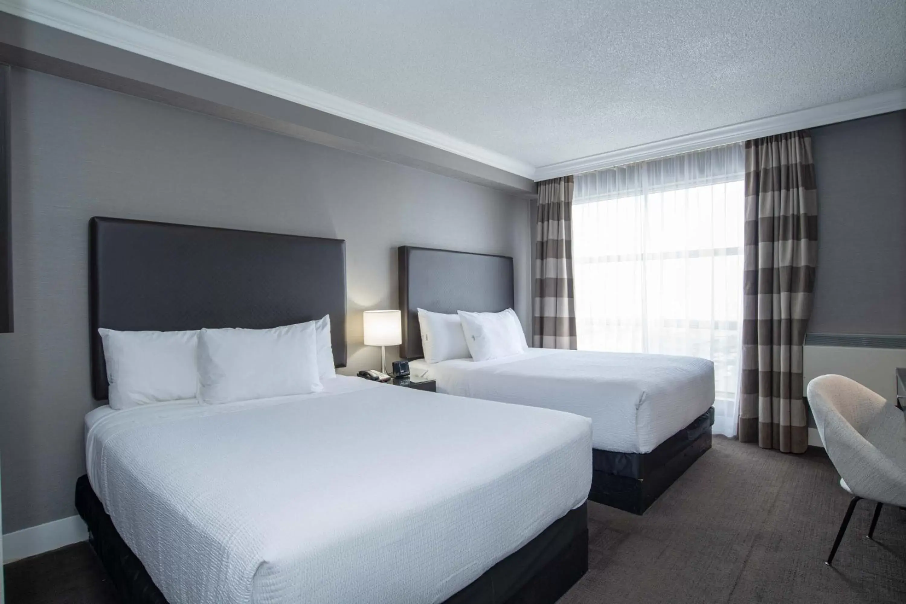 Photo of the whole room, Bed in Sandman Signature Mississauga Hotel