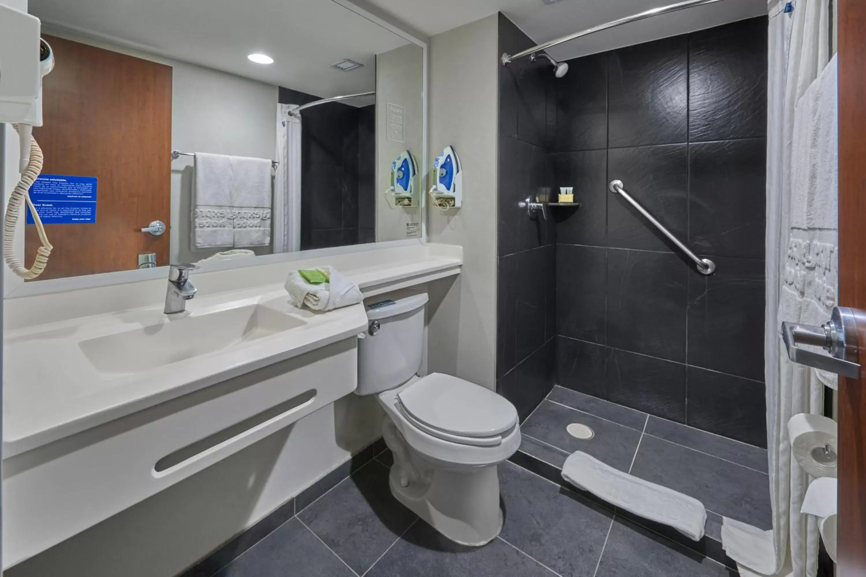 Photo of the whole room, Bathroom in City Express by Marriott Salamanca