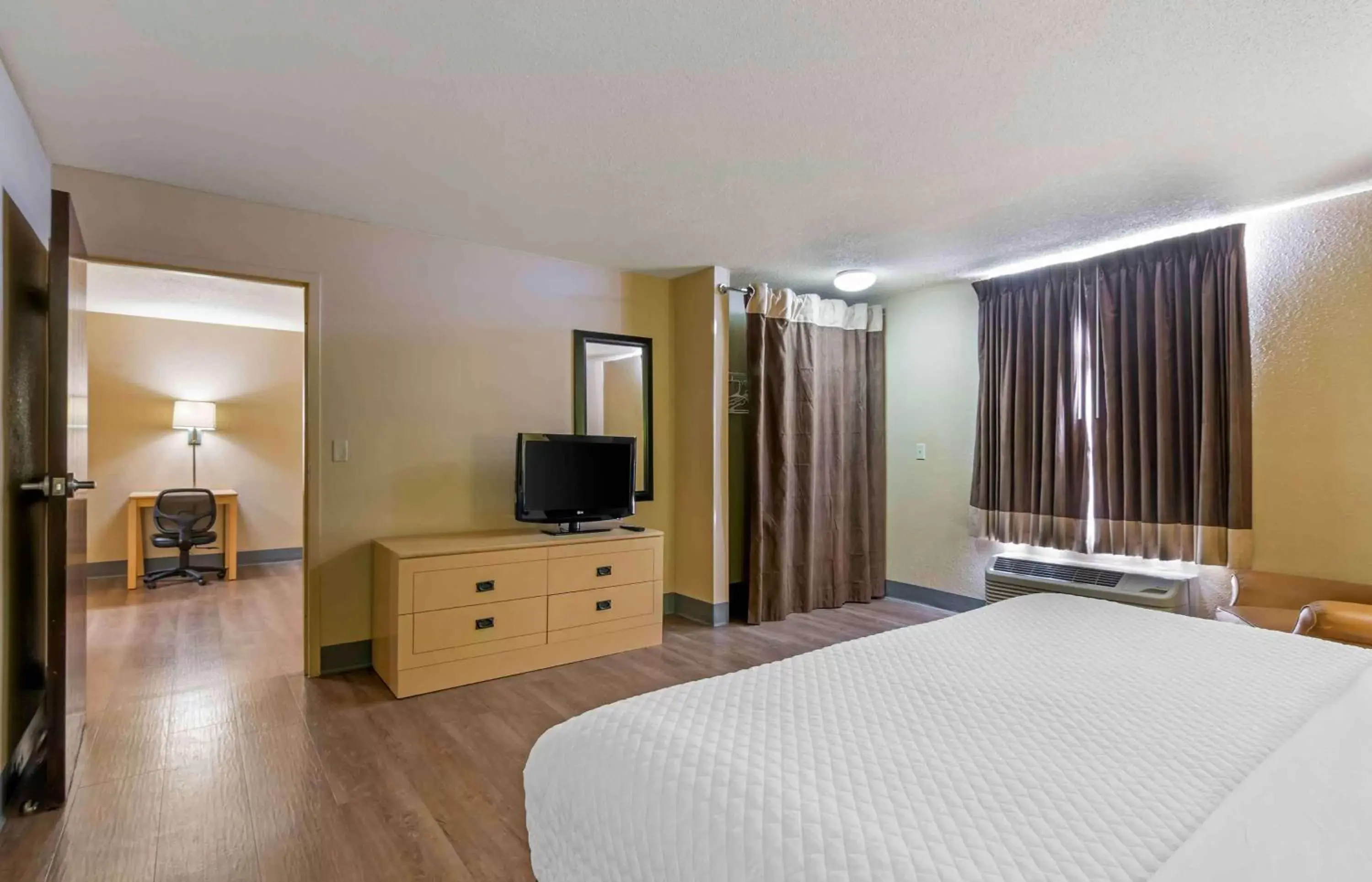 Bedroom, TV/Entertainment Center in Extended Stay America Suites - Kansas City - Overland Park - Quivira Rd