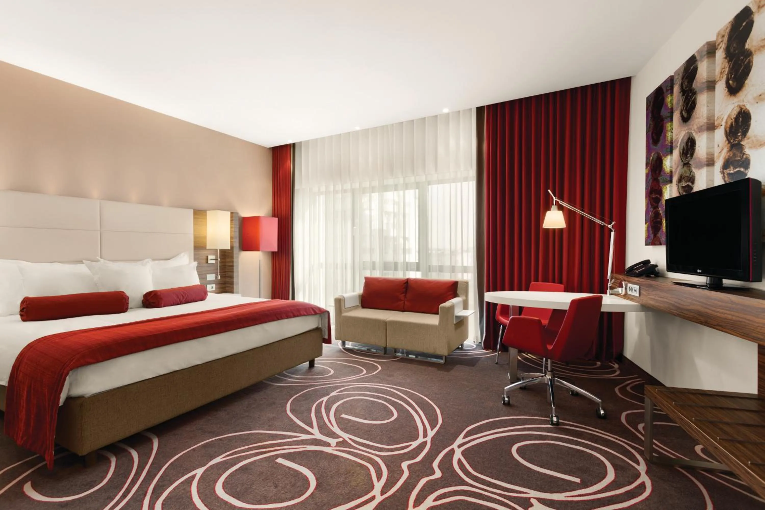 Day, Bed in Hotel Ramada Pitesti