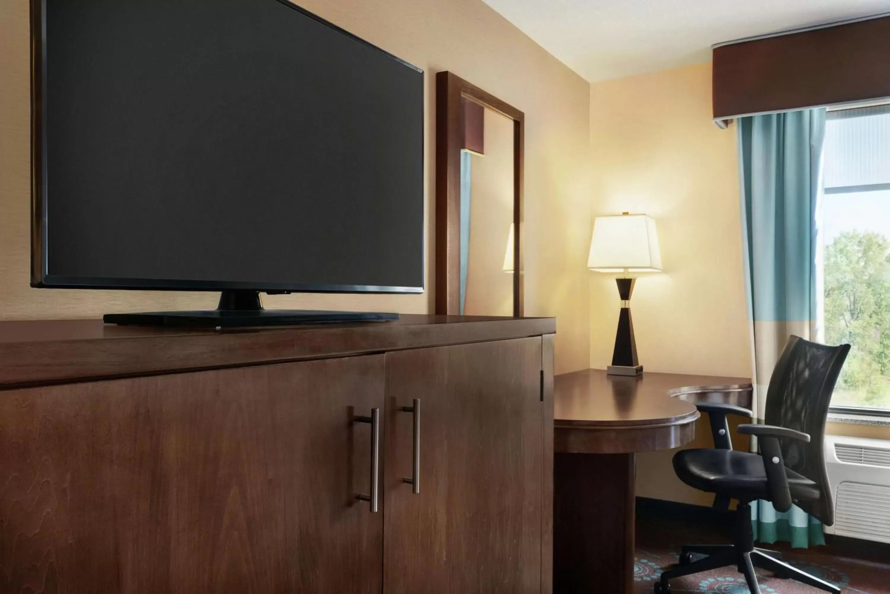 Bedroom, TV/Entertainment Center in Hampton Inn & Suites Grafton
