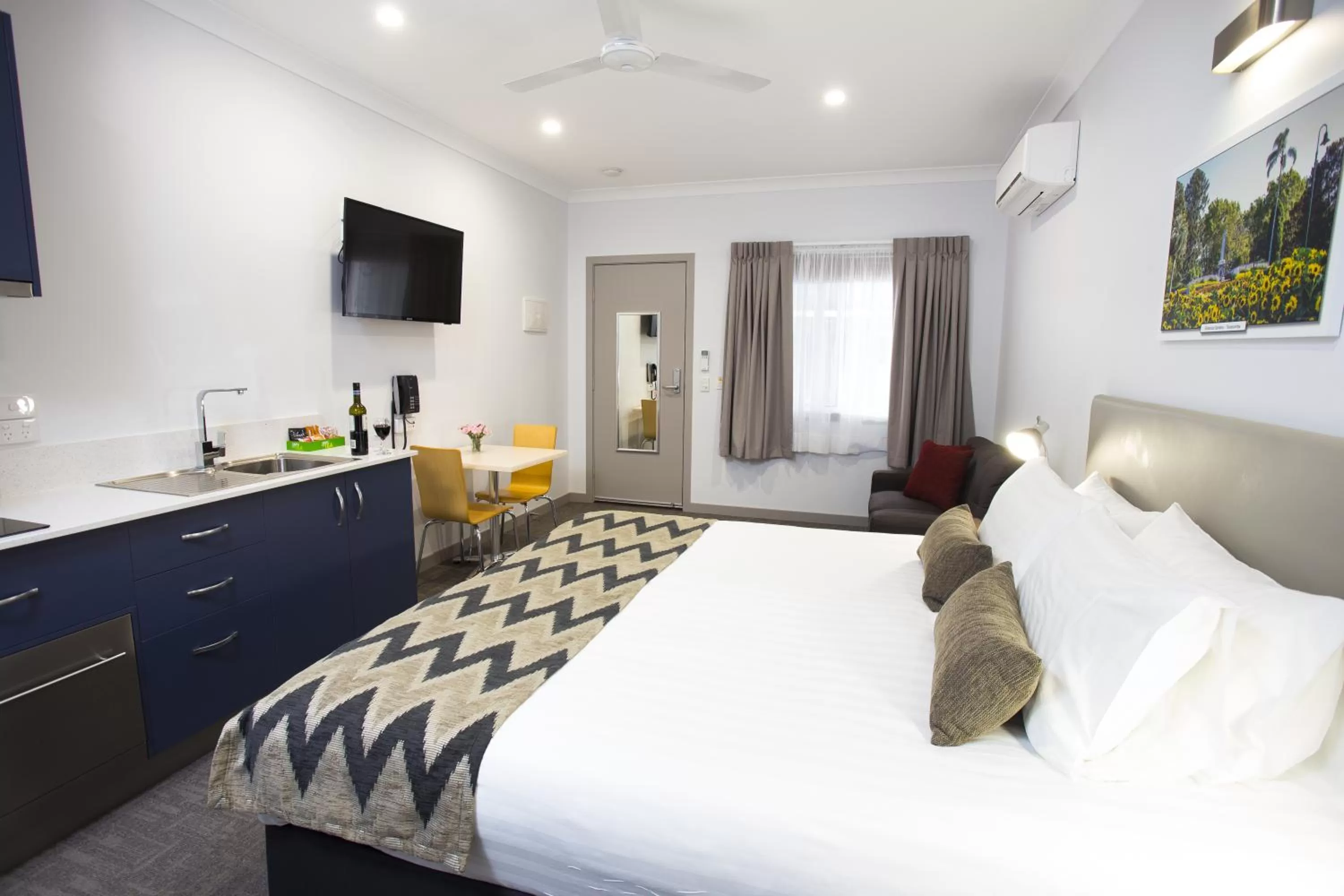 Bed in Altitude Motel Apartments