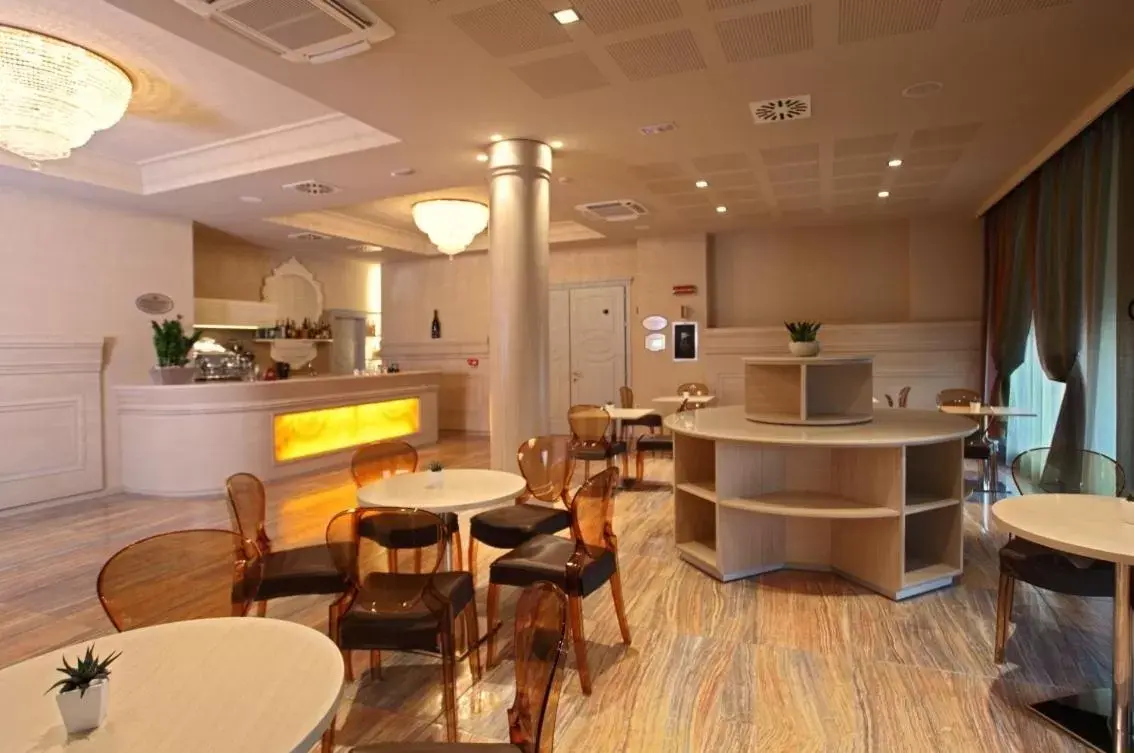 Lounge or bar, Kitchen/Kitchenette in Grand Hotel Forlì