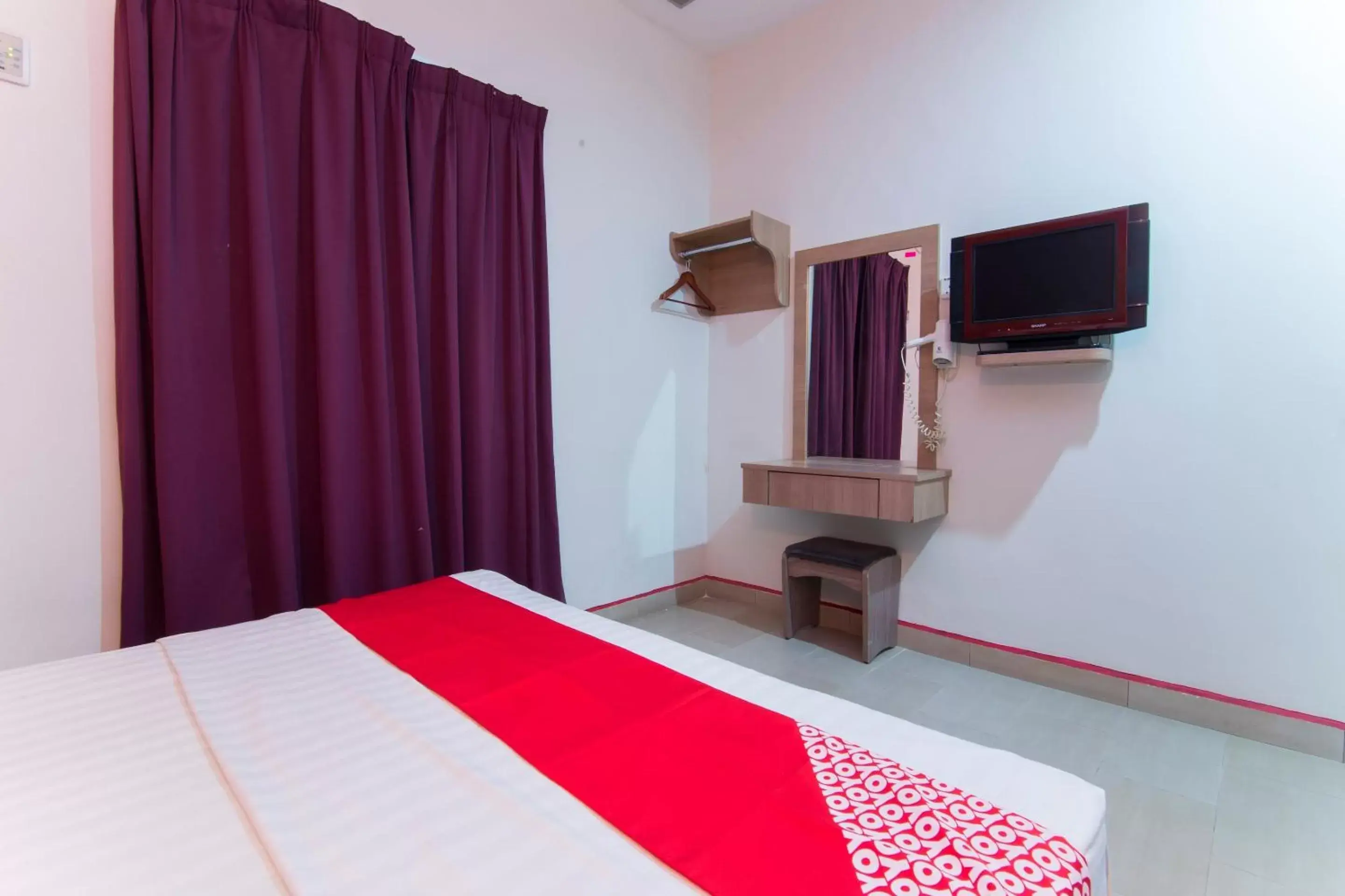 Bedroom, TV/Entertainment Center in Super OYO 44088 Valley View Hotel