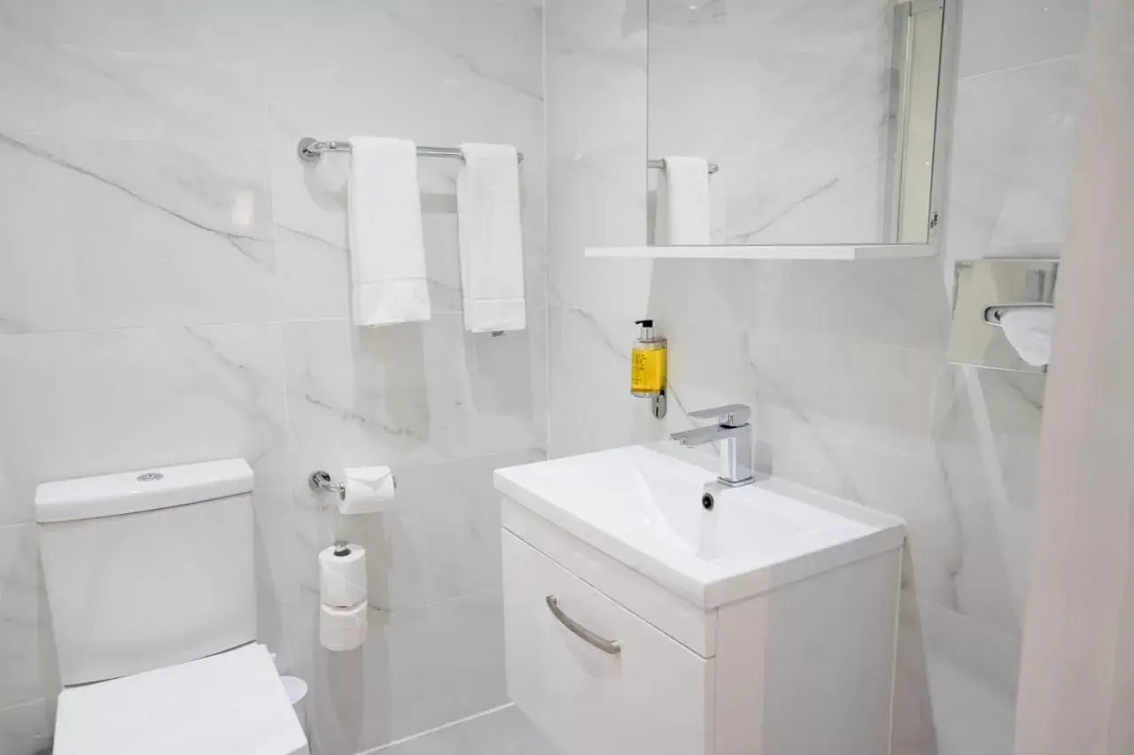 Bathroom in Best Western Buckingham Palace Rd