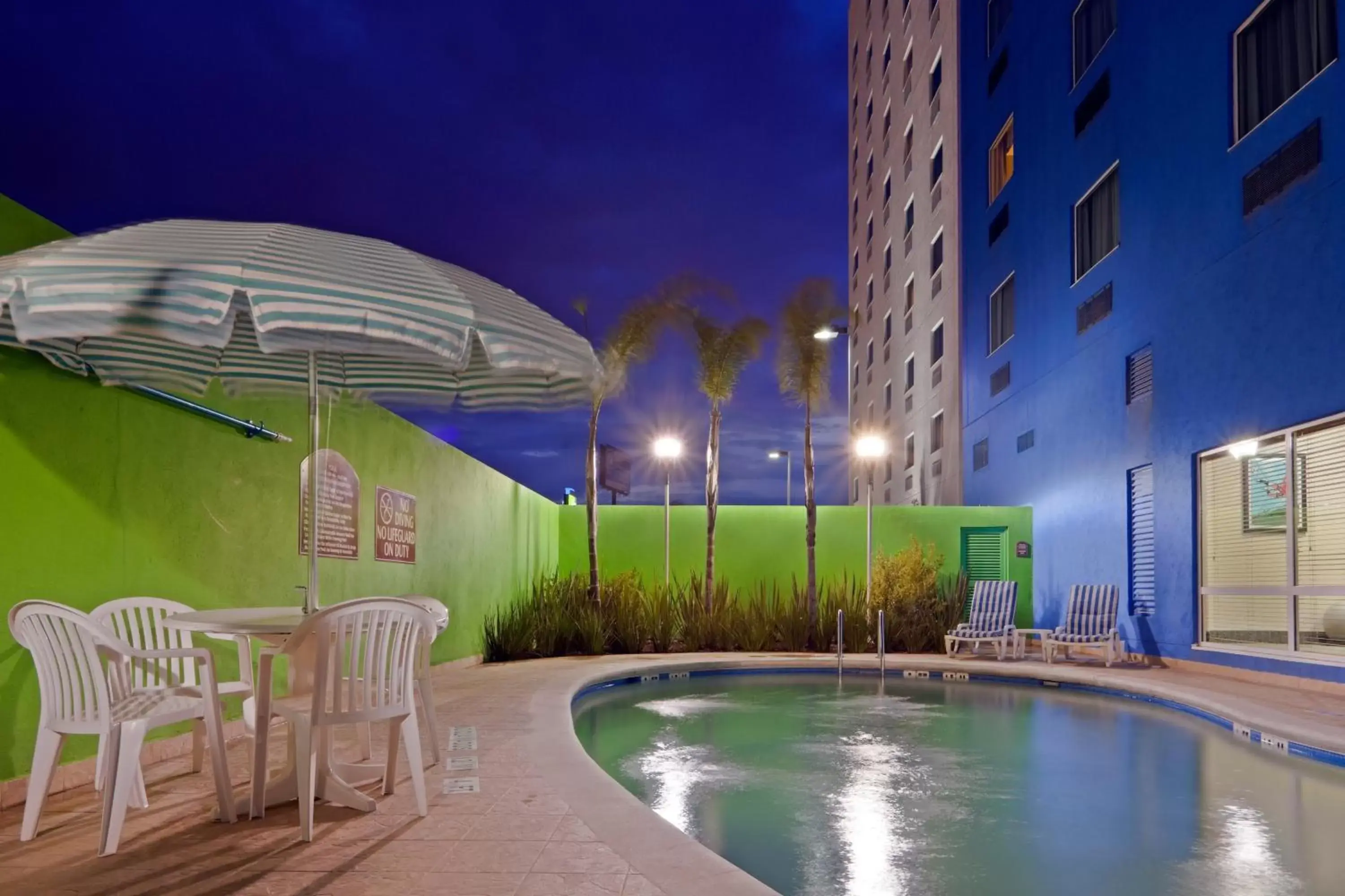 Swimming Pool in Holiday Inn Express & Suites Toluca Zona Aeropuerto, an IHG Hotel