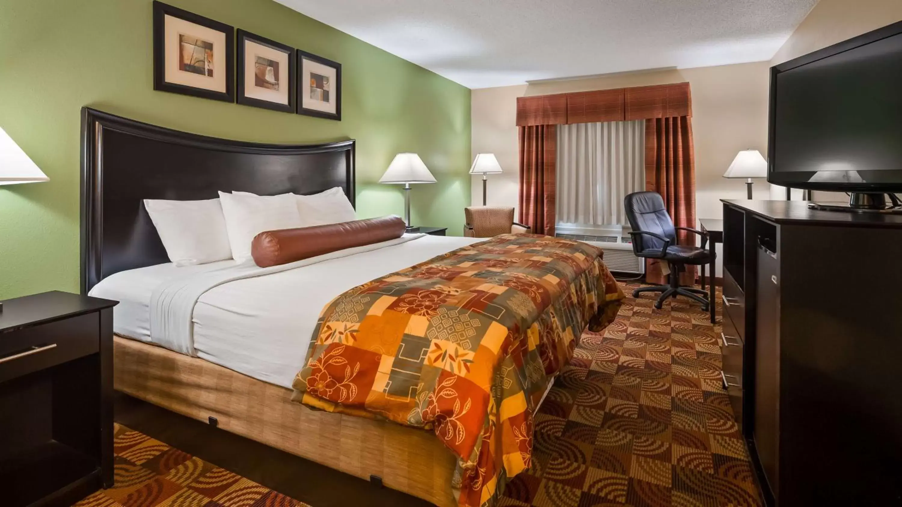 Photo of the whole room, Bed in Best Western Canal Winchester Inn-Columbus South East