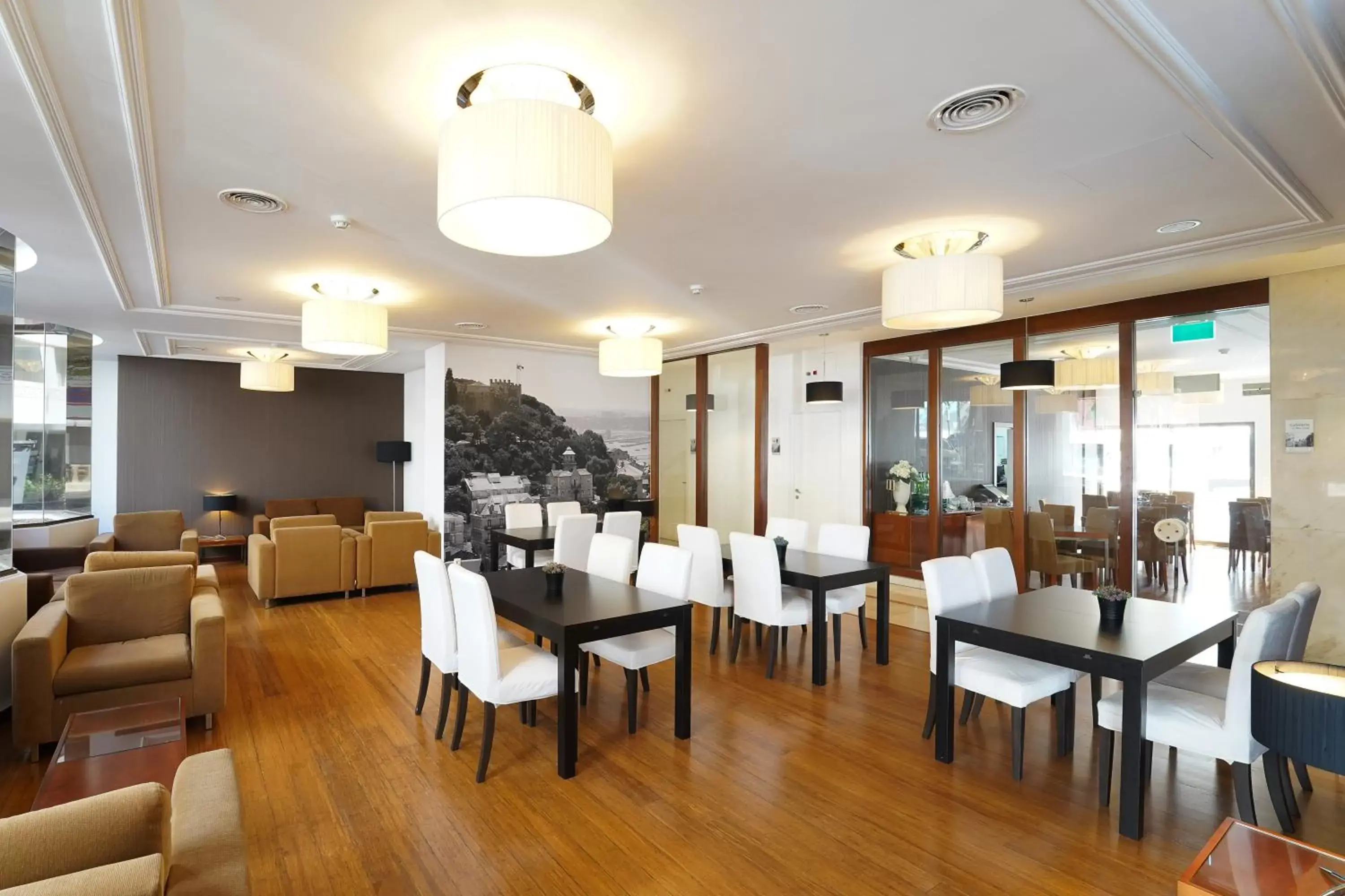 Communal lounge/ TV room, Restaurant/Places to Eat in Legendary Lisboa Suites