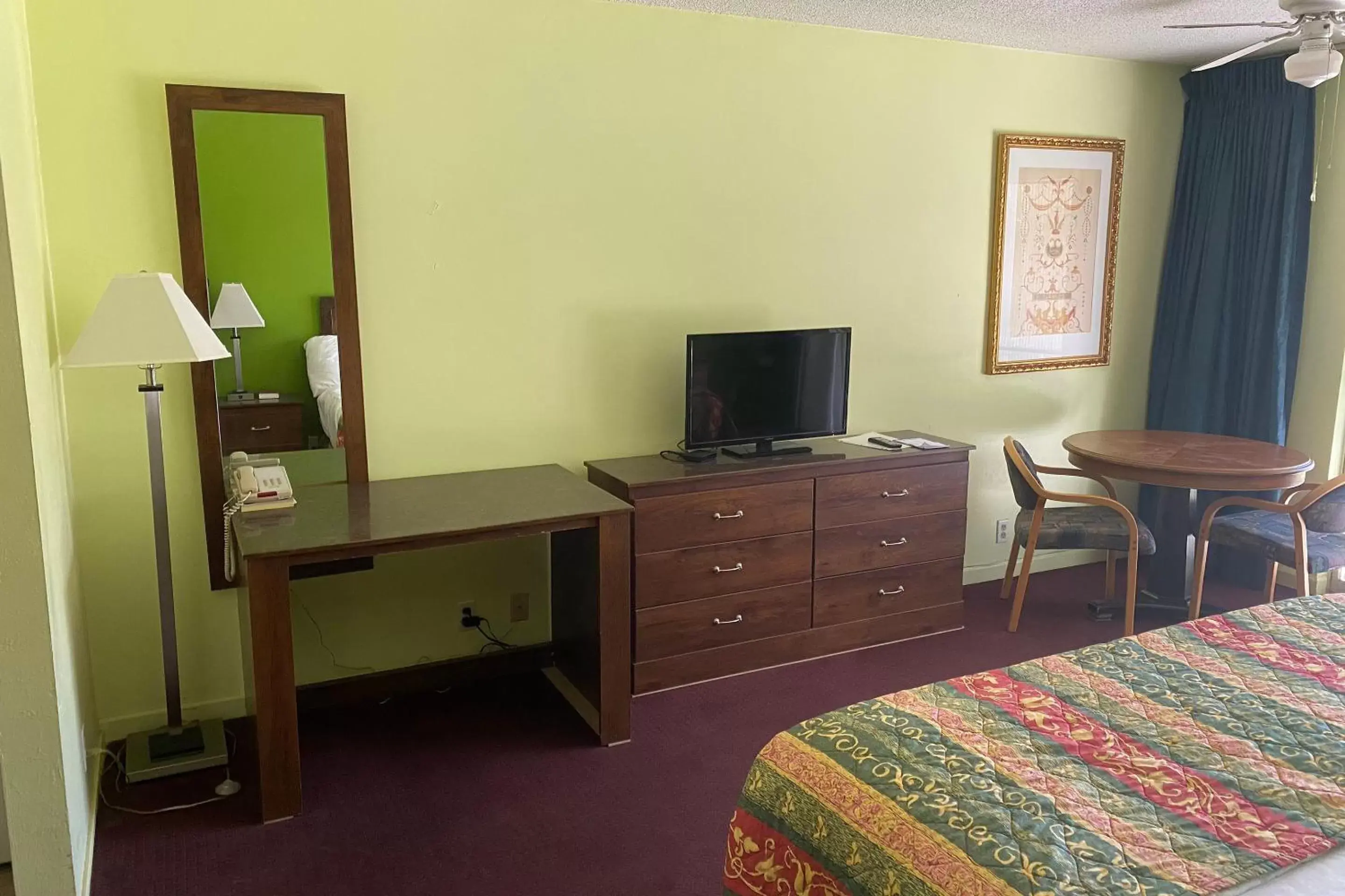 Bedroom, TV/Entertainment Center in OYO Hotel Yuma AZ Desert Grove