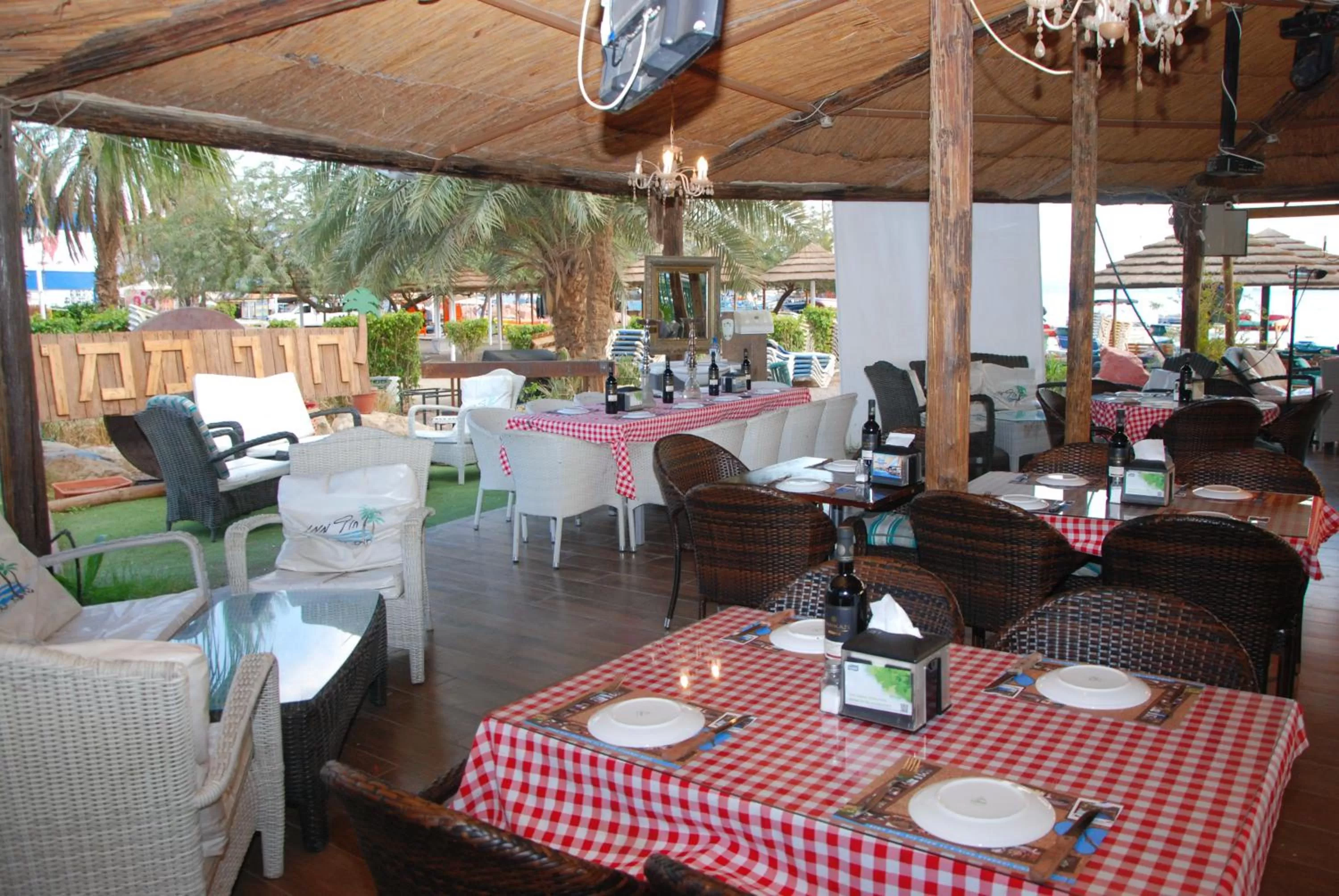 Restaurant/places to eat in Hotel Maman