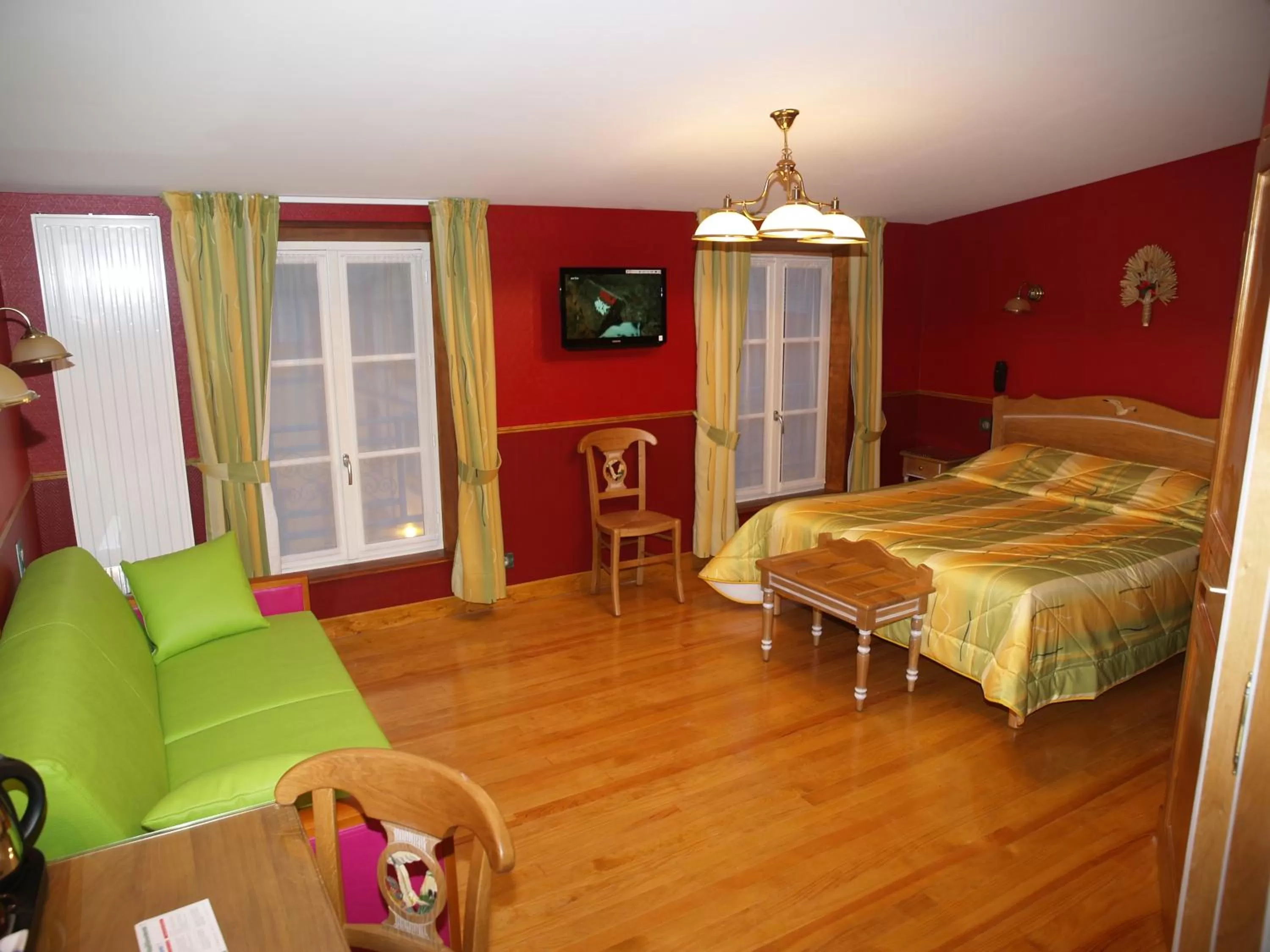 Bed in Hôtel De Calais