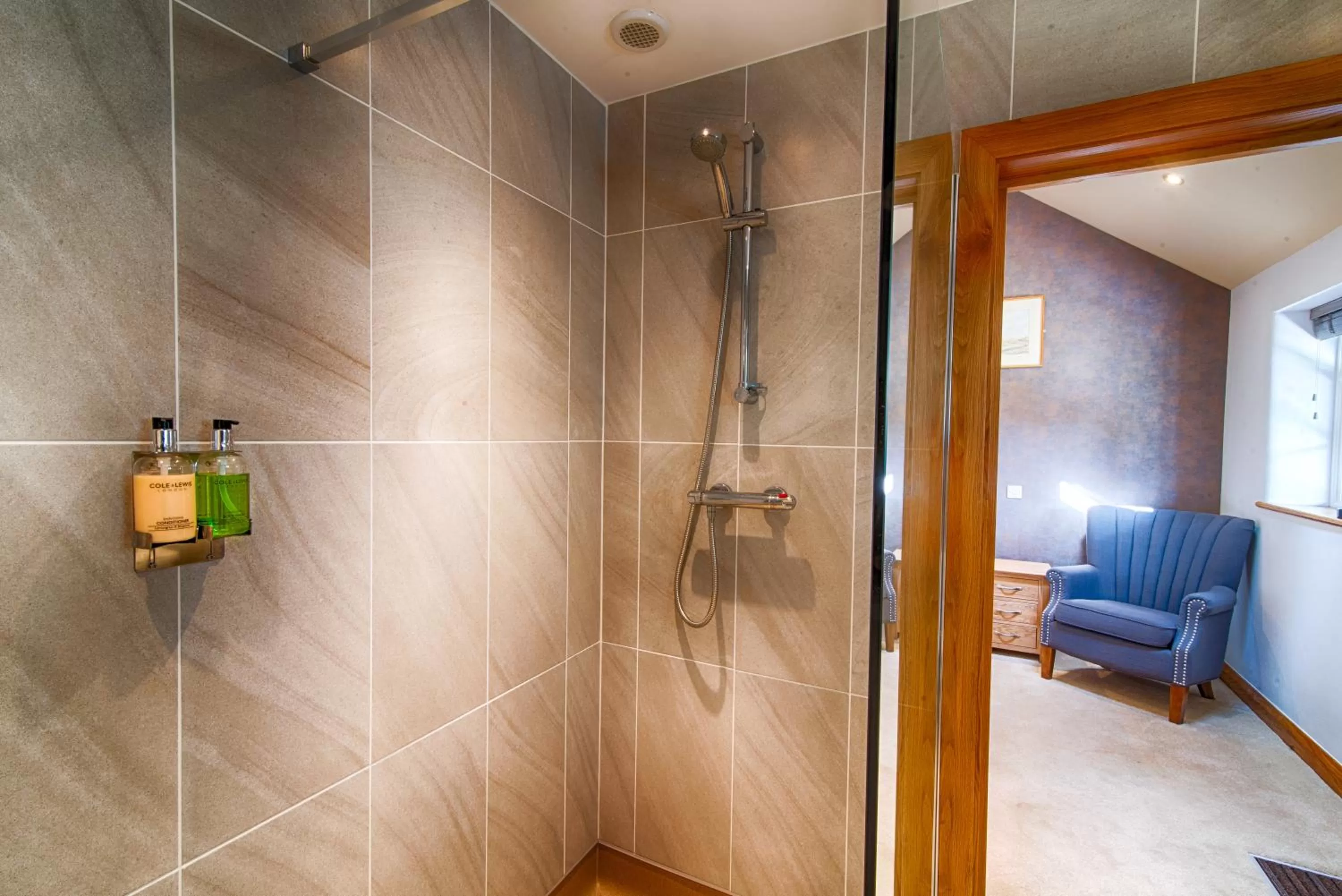 Shower in The Red Lion