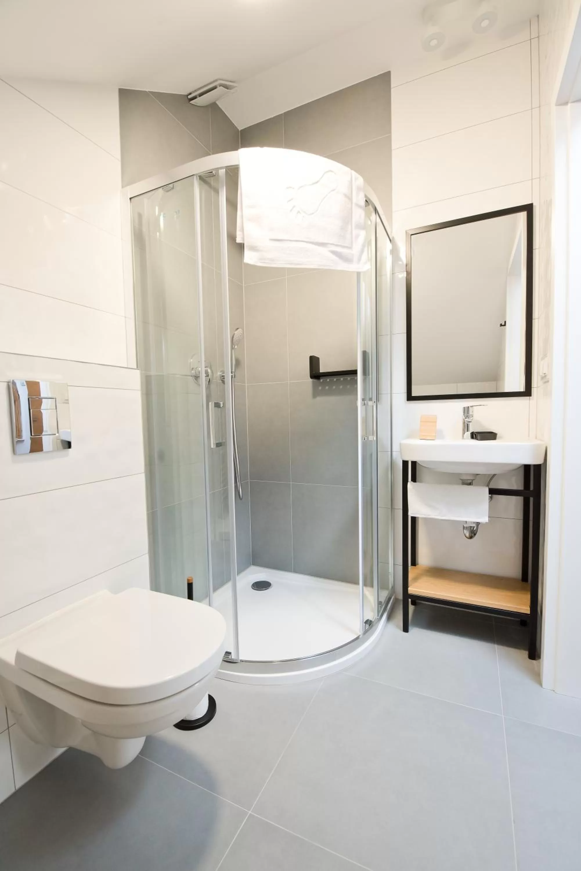 Shower in Salon Win Wine Bar & Apartments