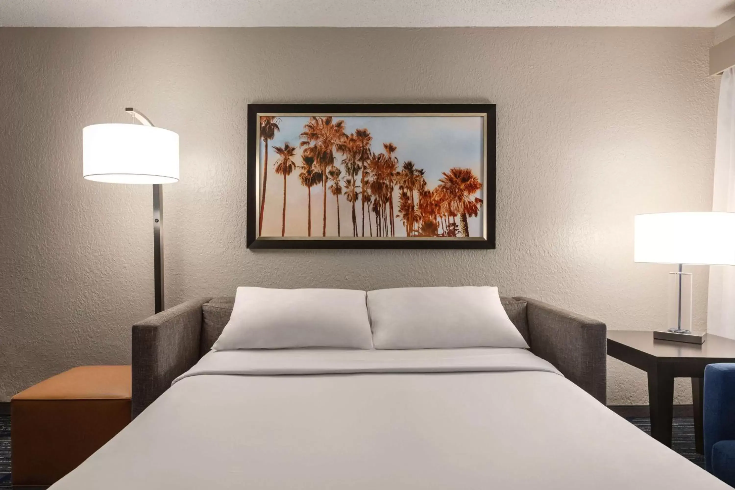 Living room, Bed in Embassy Suites by Hilton Miami International Airport