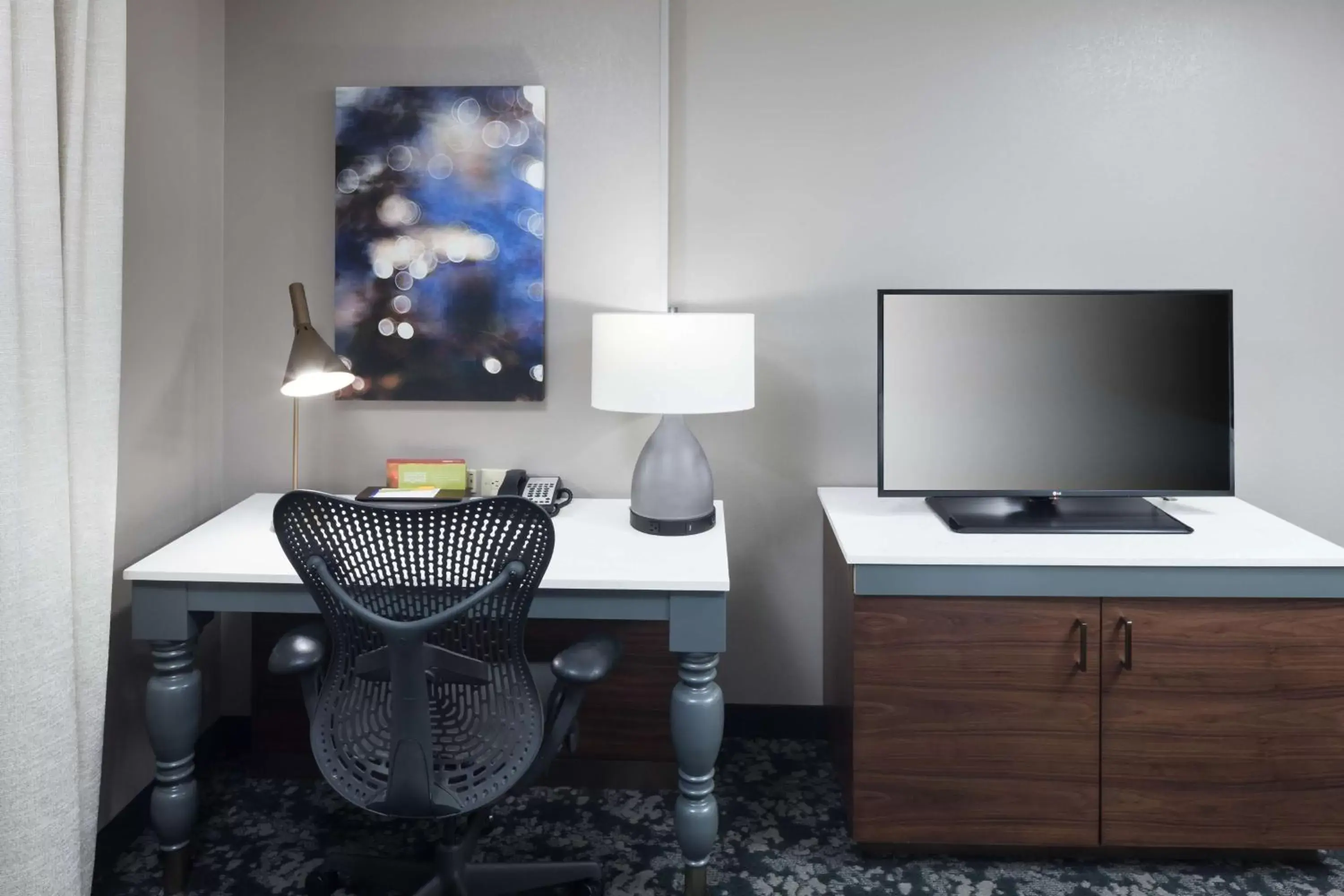 Bedroom, TV/Entertainment Center in Hilton Garden Inn Nashville Vanderbilt