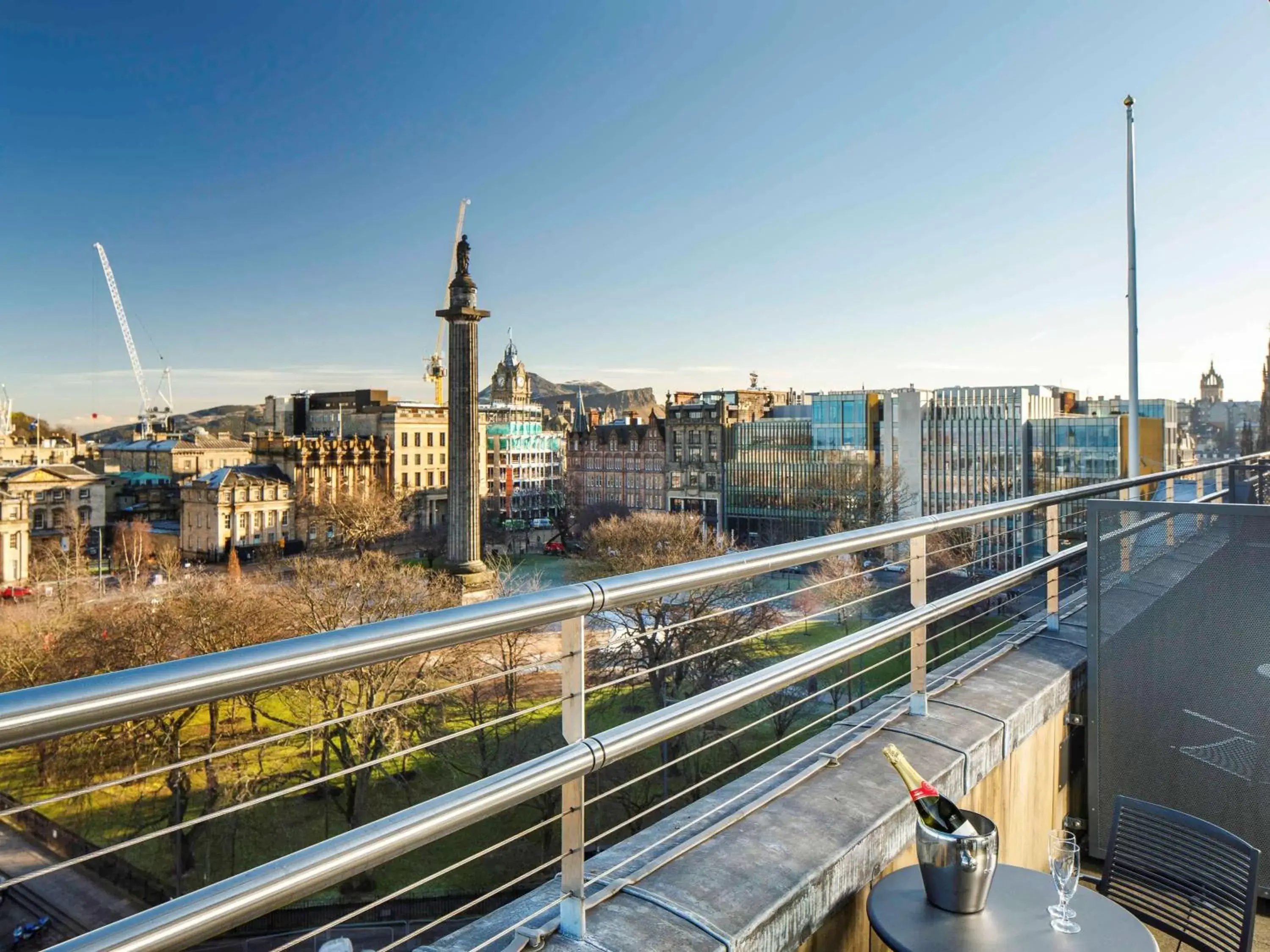 Photo of the whole room in ibis Styles Edinburgh St Andrew Square