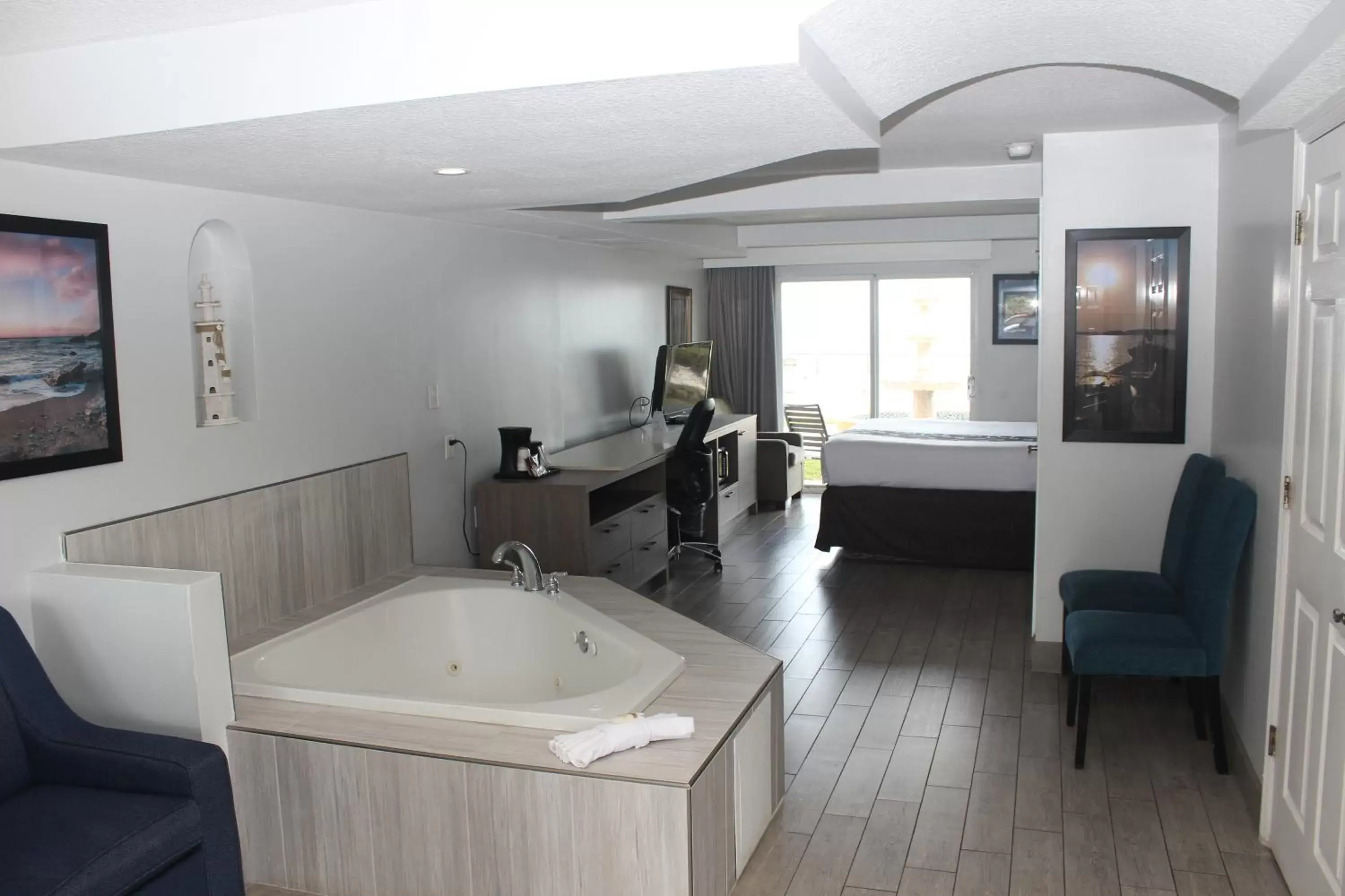 Photo of the whole room, Bathroom in La Quinta by Wyndham Oceanfront Daytona Beach