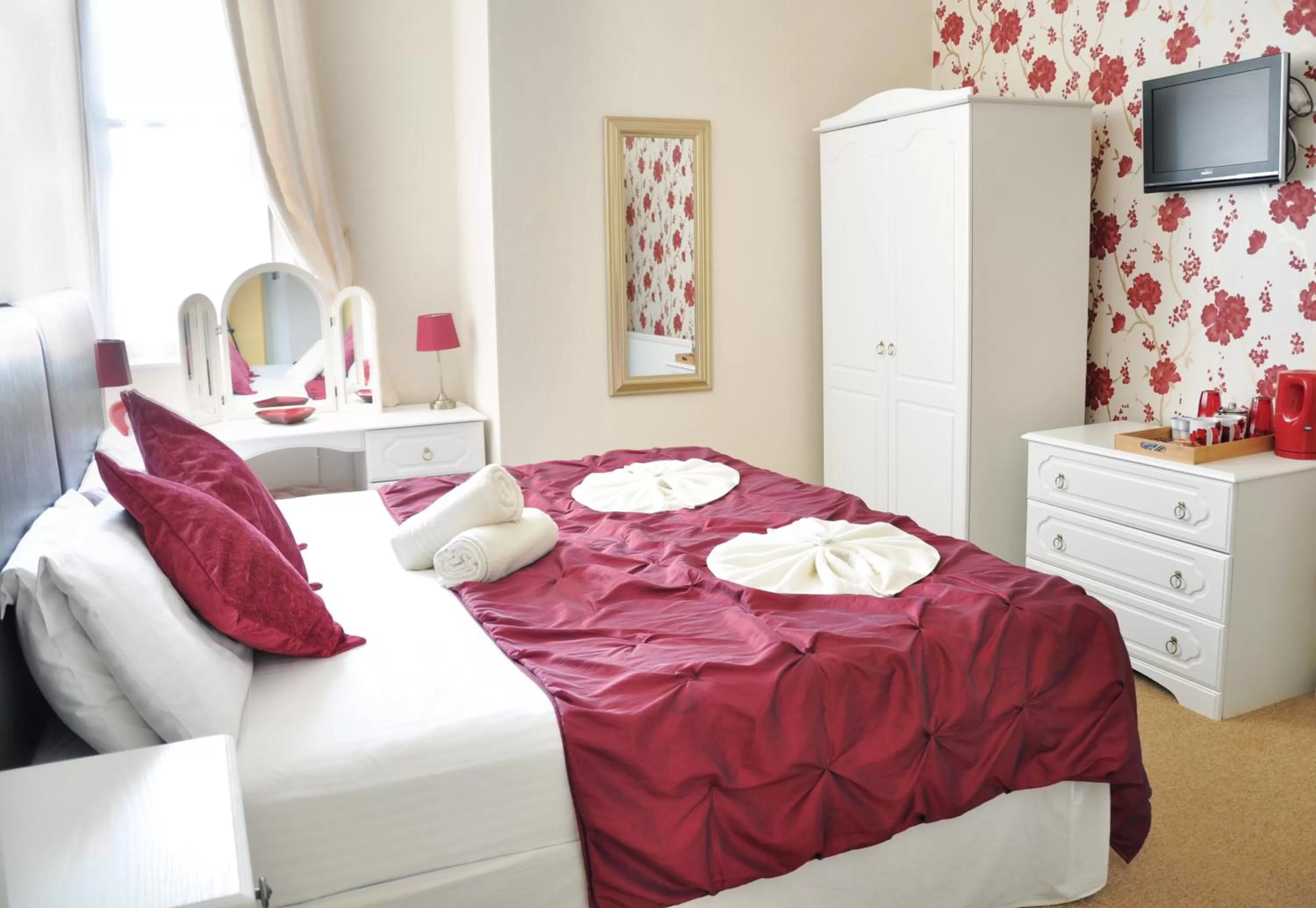 Photo of the whole room, Bed in Atlantis