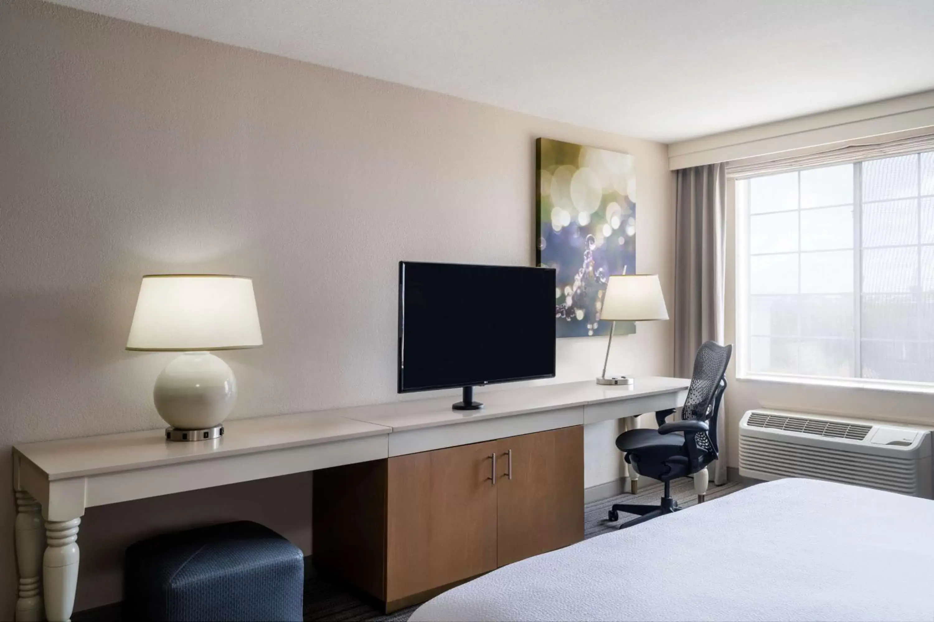 Bedroom, TV/Entertainment Center in Hilton Garden Inn Bakersfield