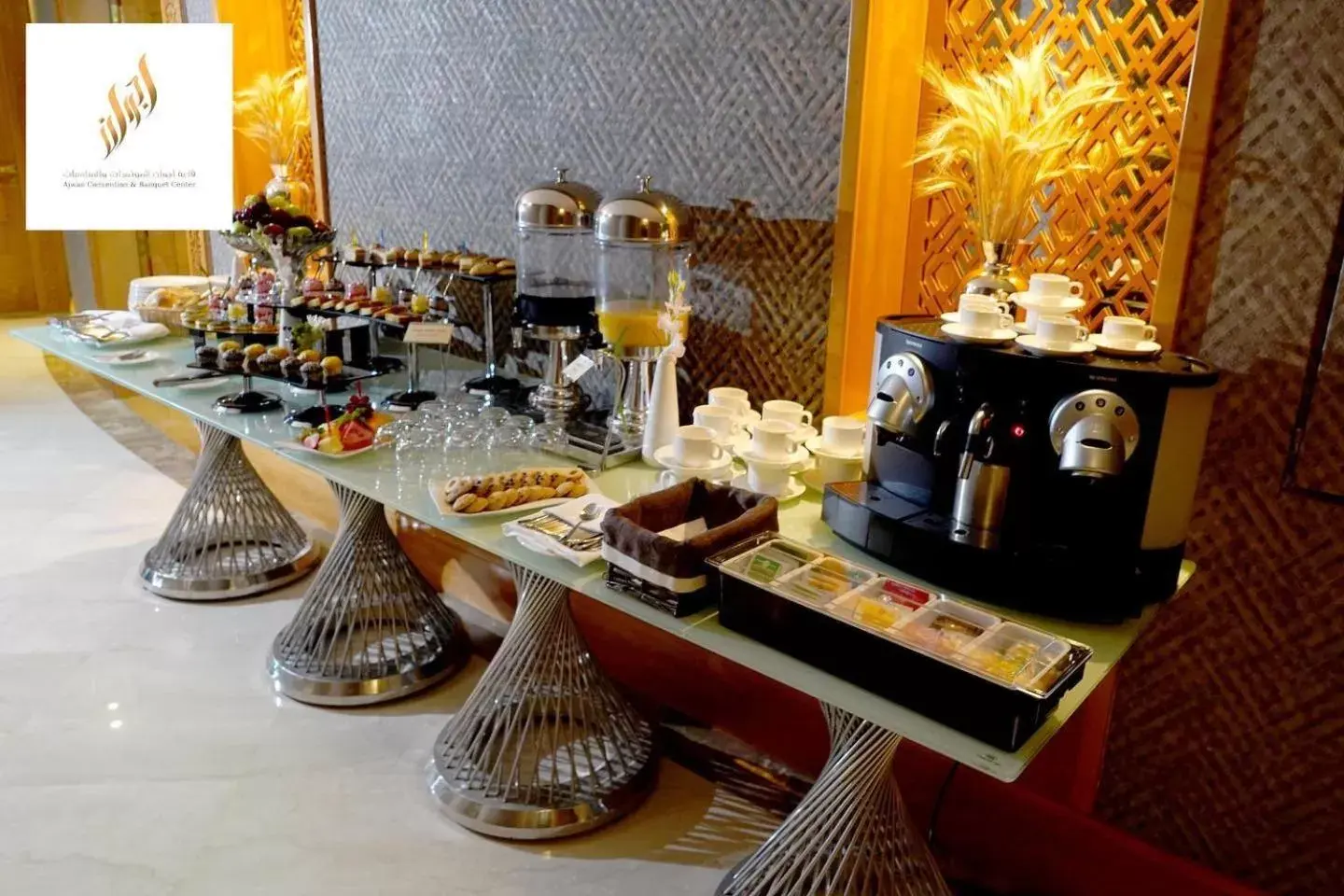 Coffee/tea facilities, Restaurant/Places to Eat in Grand Hotel