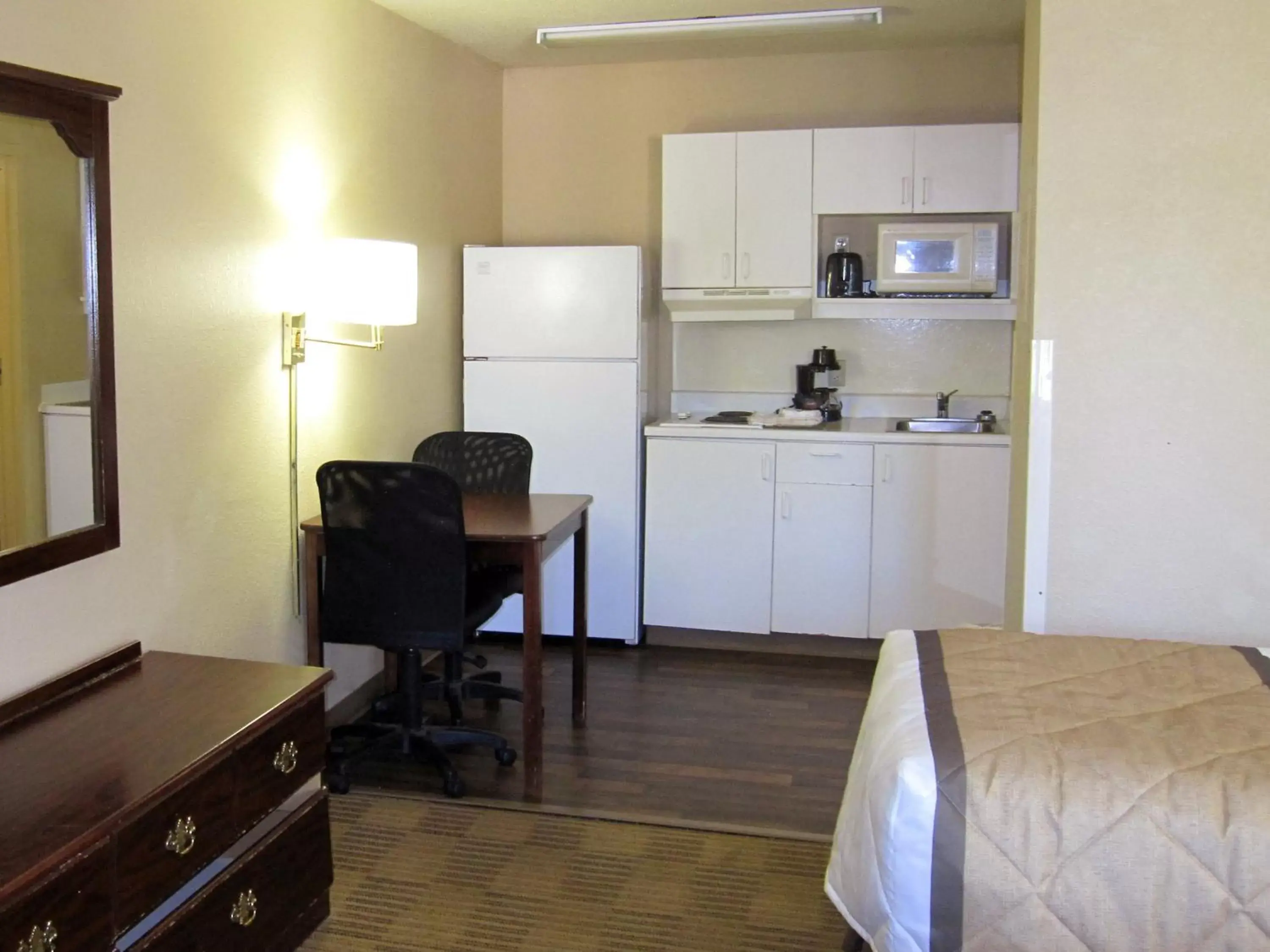 Bed, Kitchen/Kitchenette in Extended Stay America Suites - Nashville - Brentwood - South