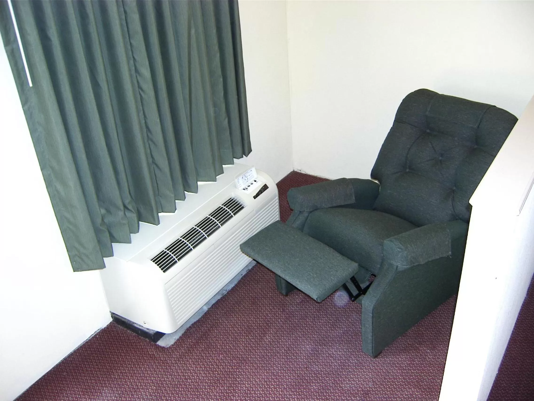 King Suite with Whirlpool - Top Floor/Non-Smoking in Travelers Inn & Suites