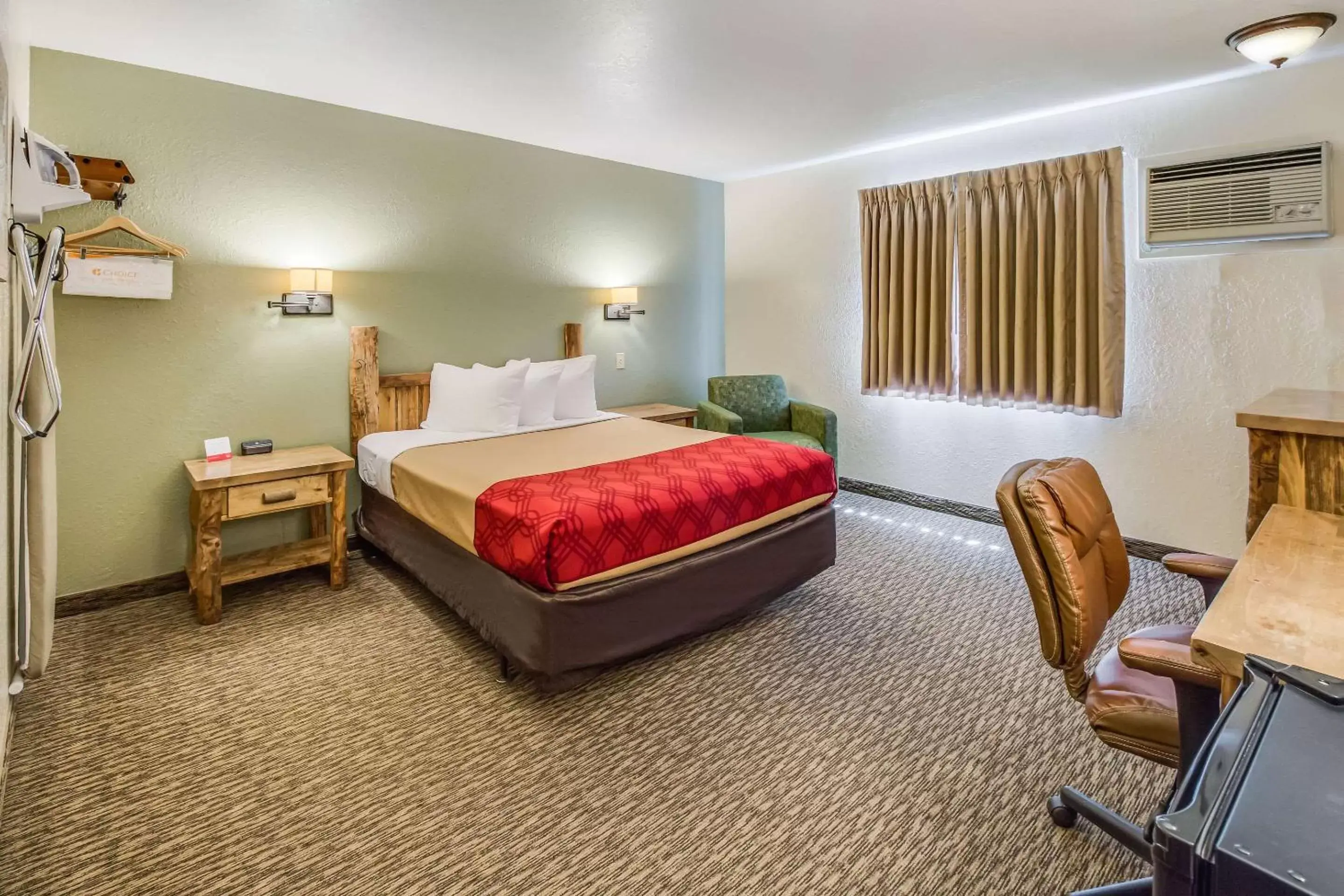 Photo of the whole room, Bed in Econo Lodge, Downtown Custer Near Custer State Park and Mt Rushmore