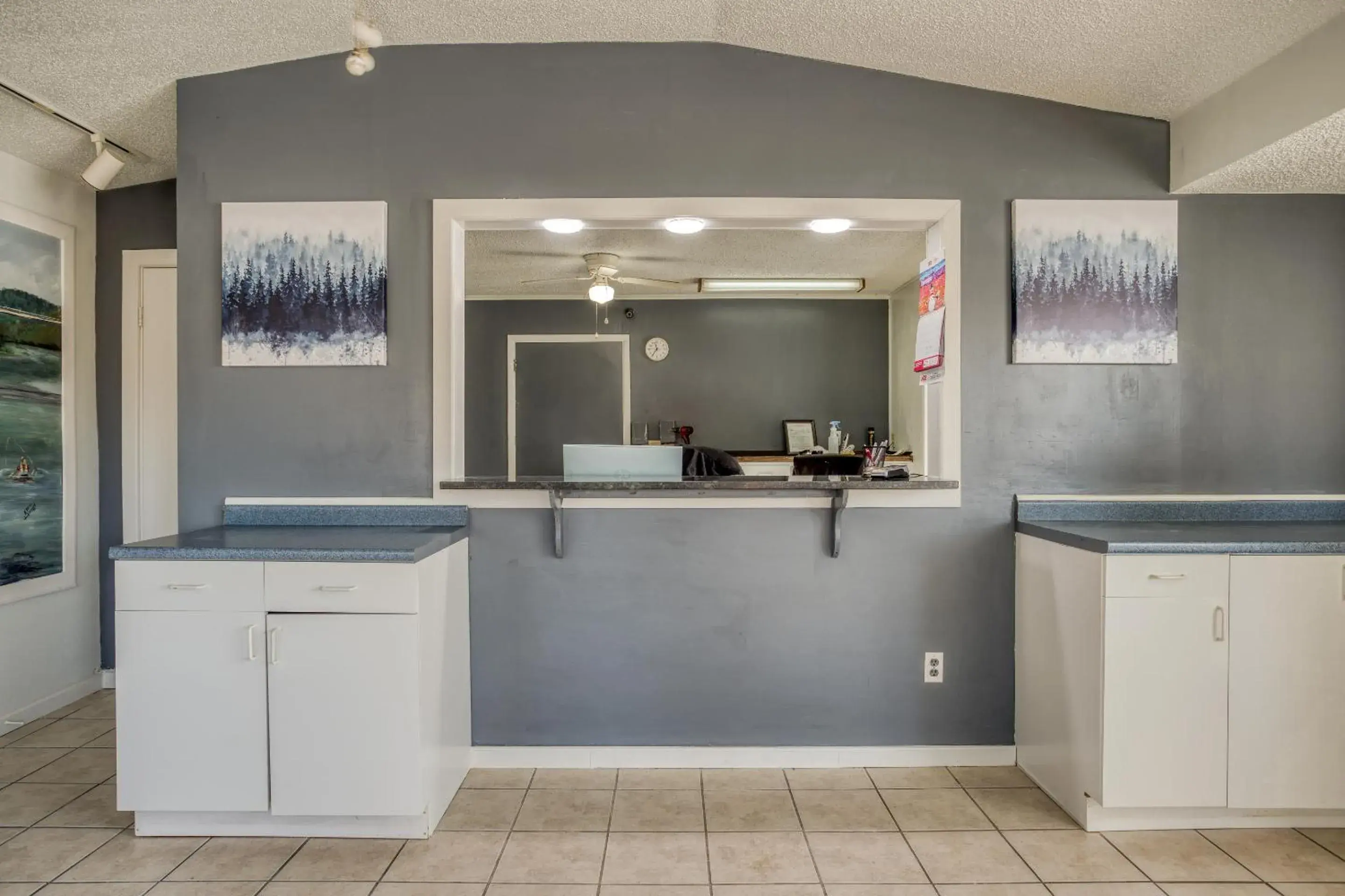 Lobby or reception, Kitchen/Kitchenette in OYO Hotel Heber Springs Lakeside