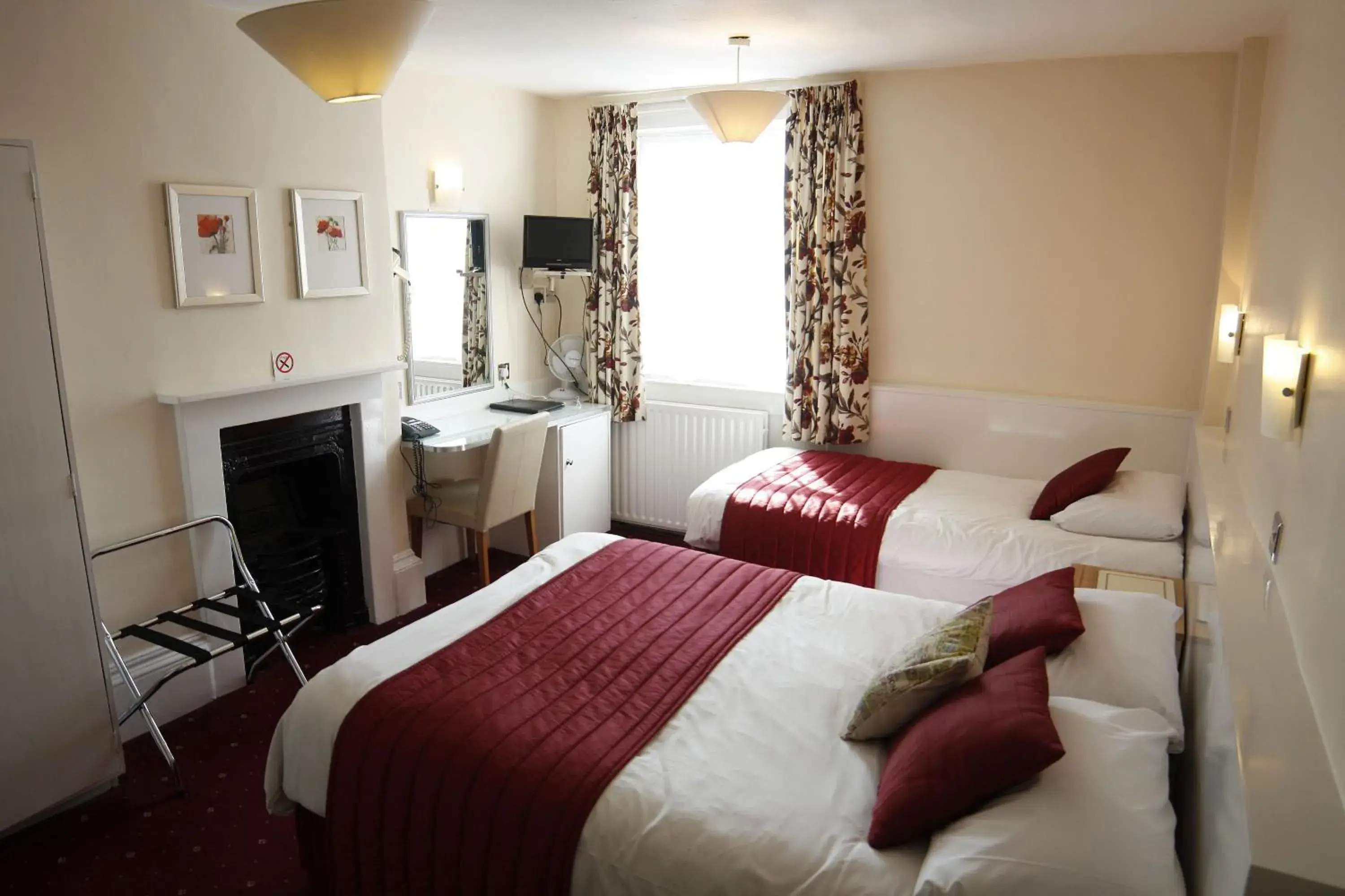 Photo of the whole room, Bed in Thanet Hotel