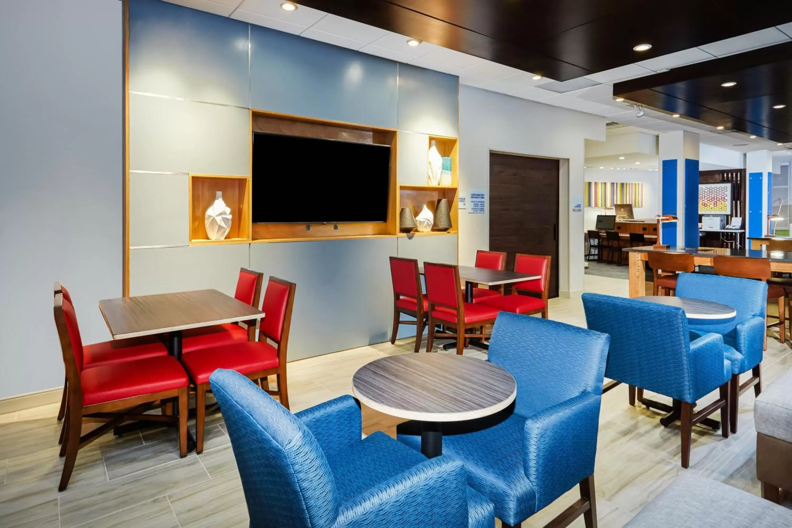 Breakfast, Lounge/Bar in Holiday Inn Express & Suites Chicago North Shore - Niles, an IHG Hotel