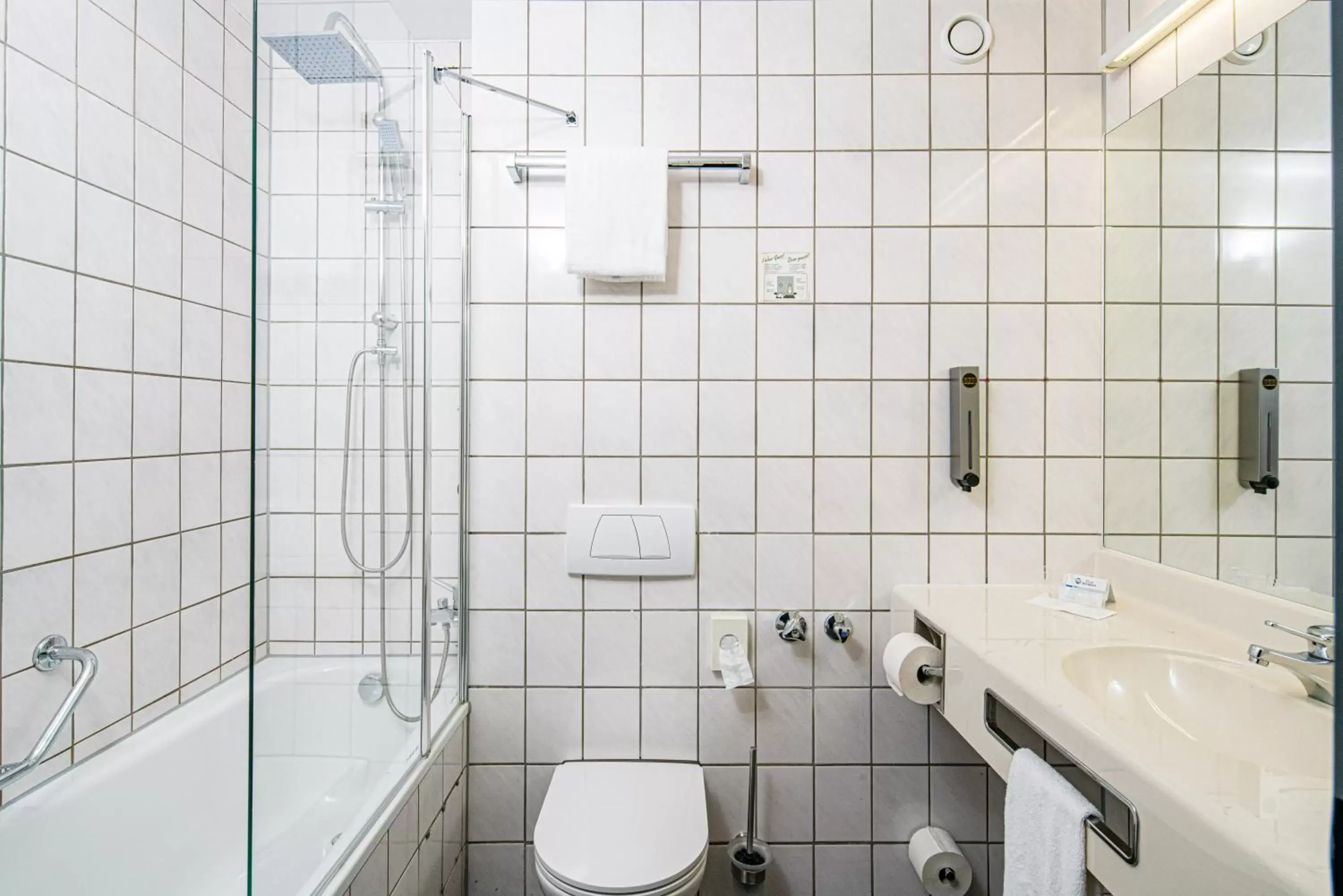 Hot Tub, Bathroom in Best Western PLAZA Hotel Grevenbroich