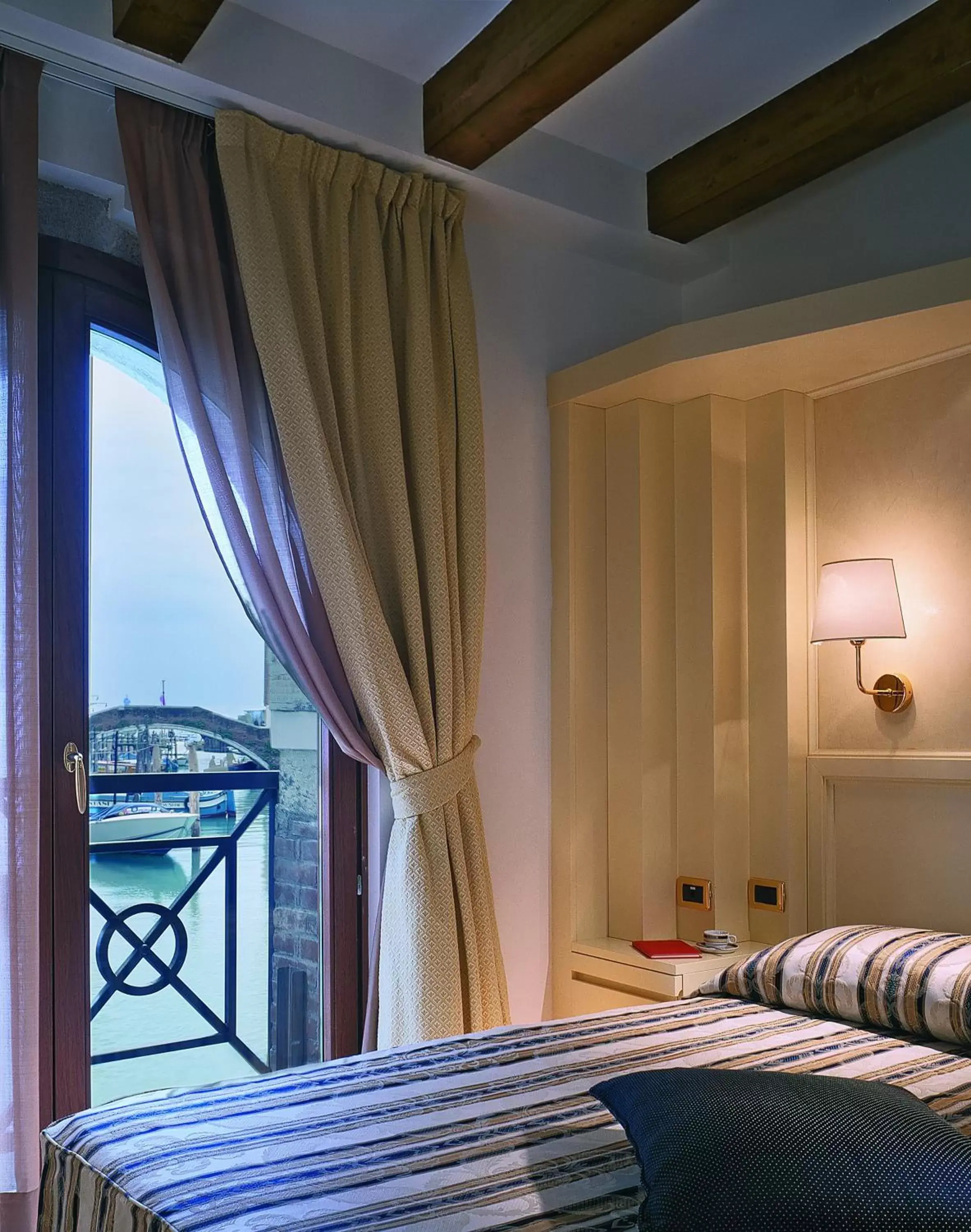 View (from property/room), Bed in Hotel Giudecca Venezia
