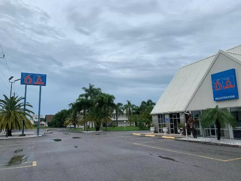 Facade/entrance, Property Building in Motel 6 Englewood