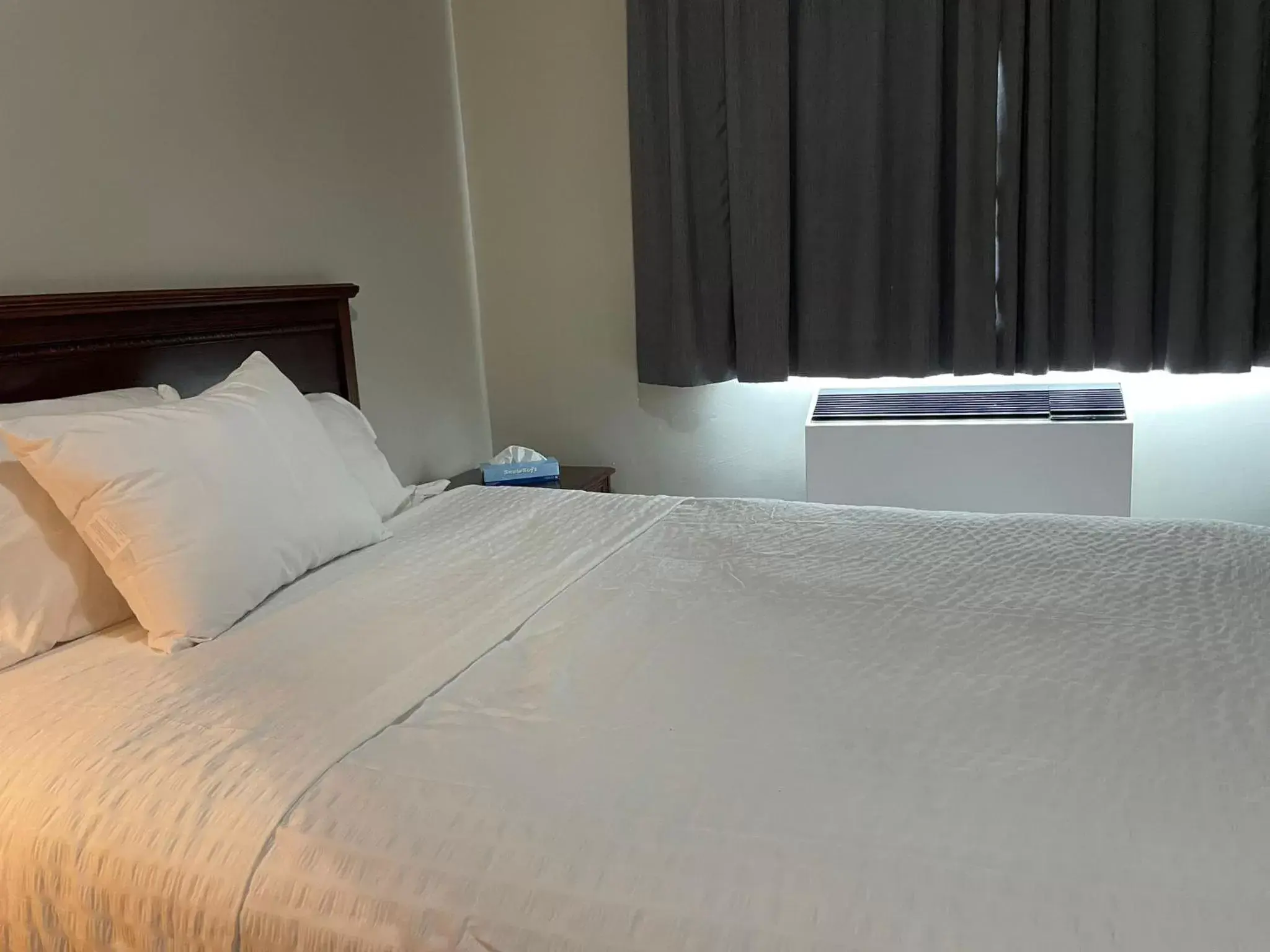 Bedroom, Bed in Travelodge by Wyndham London Ontario