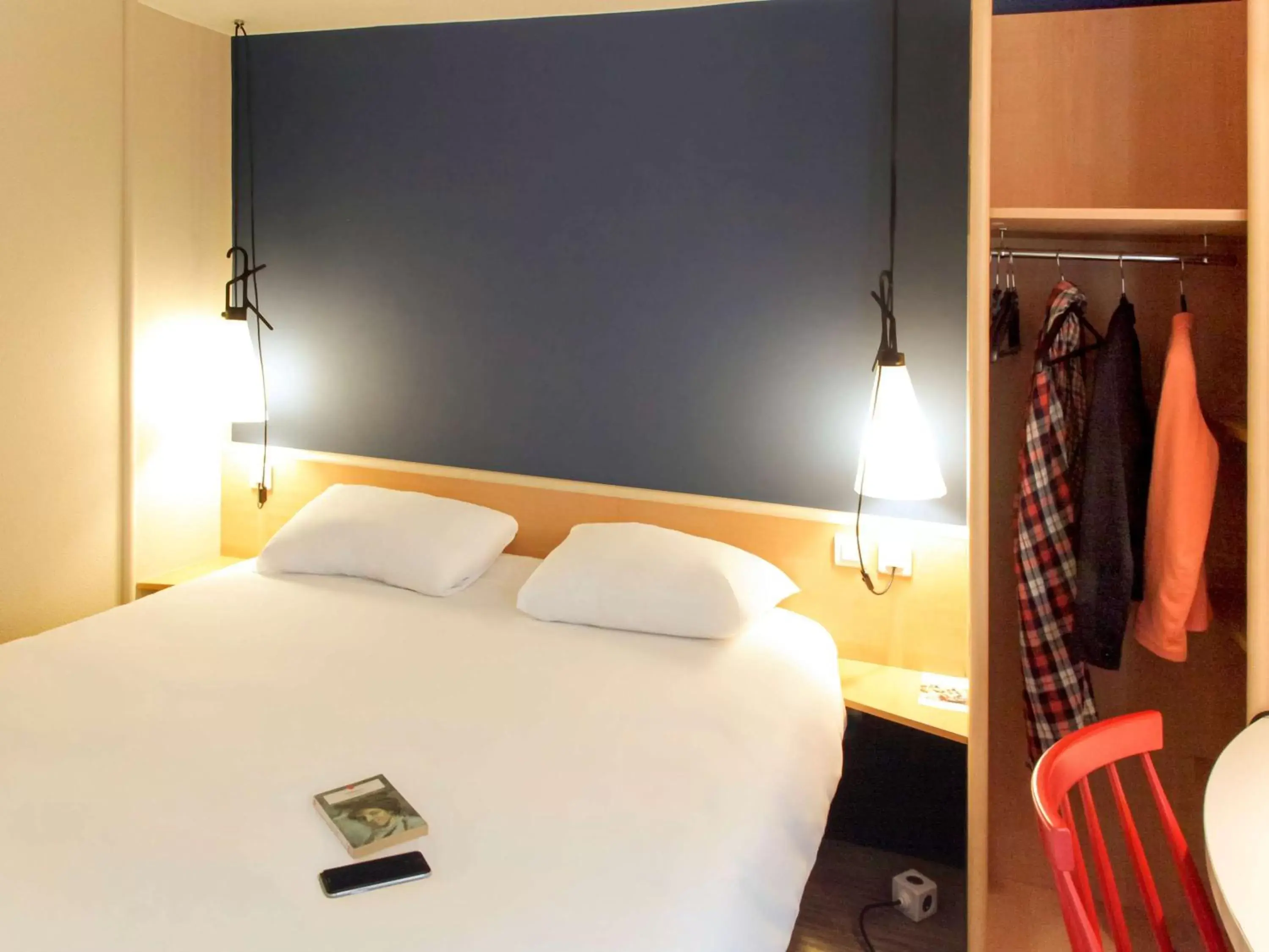 Photo of the whole room, Bed in ibis Brest Kergaradec