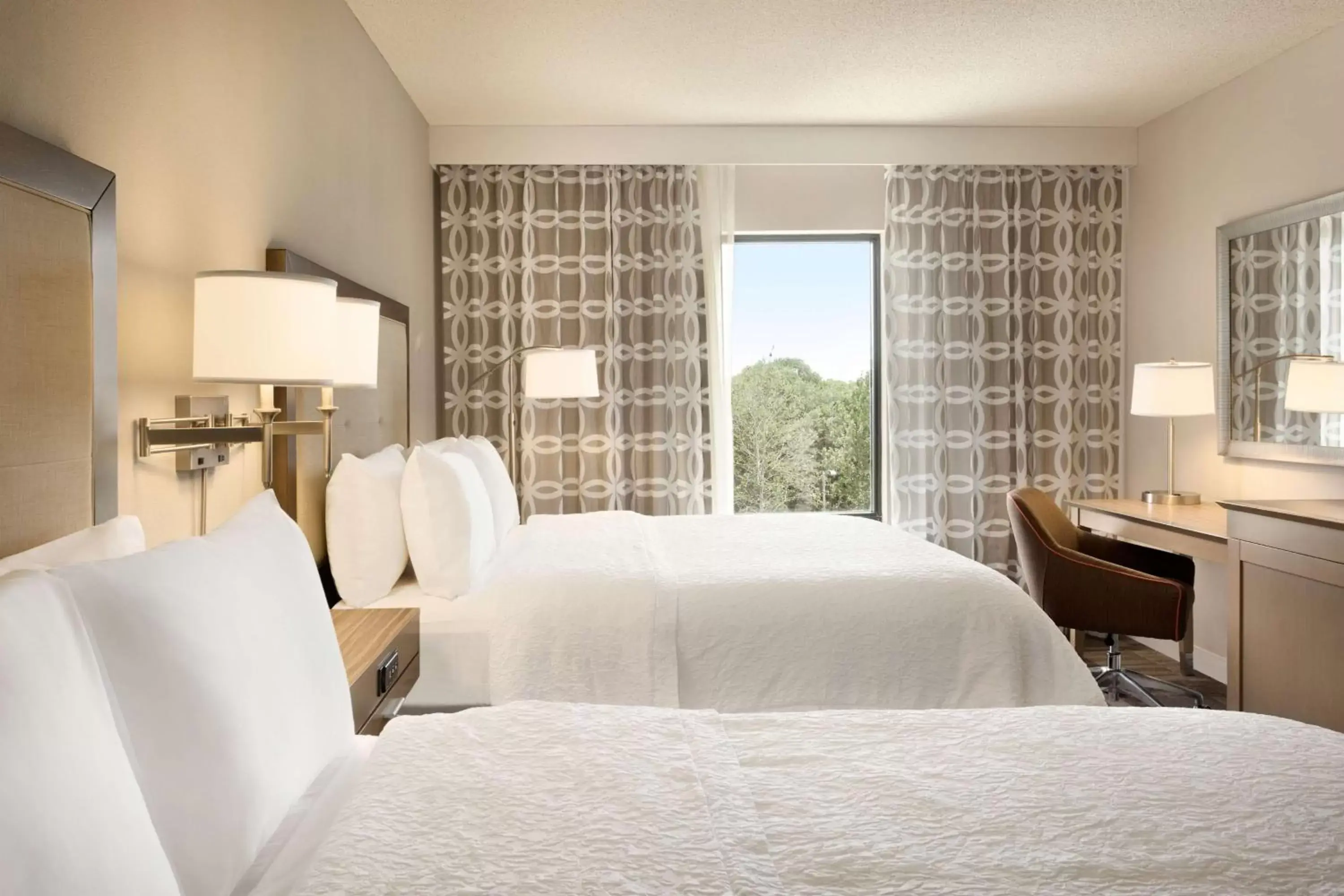 Bed in Hampton Inn & Suites Largo