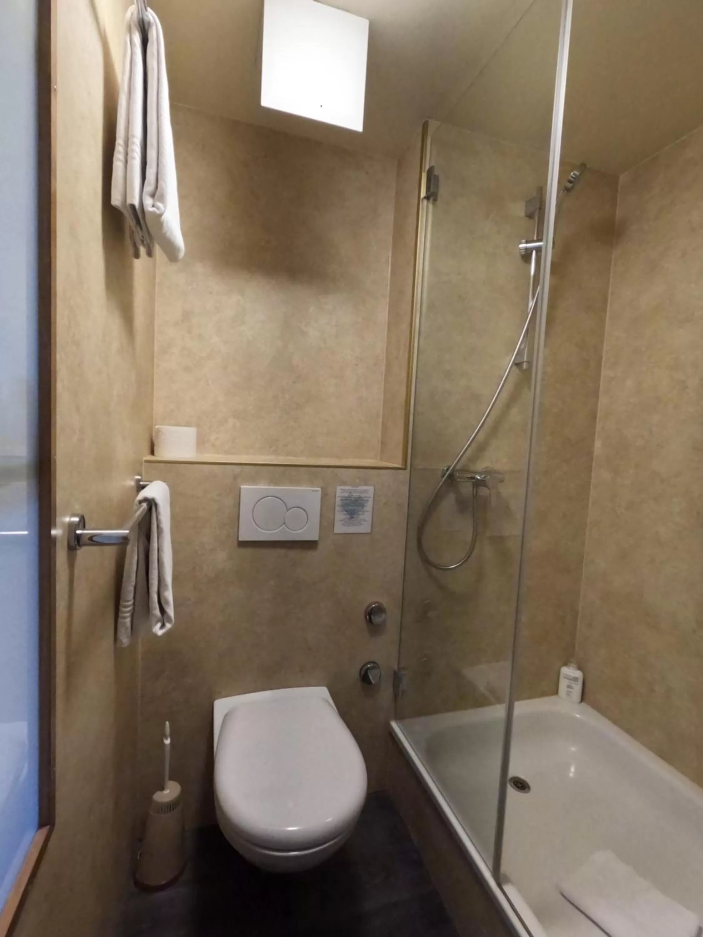 Shower in Alpenrose Hotel and Gardens