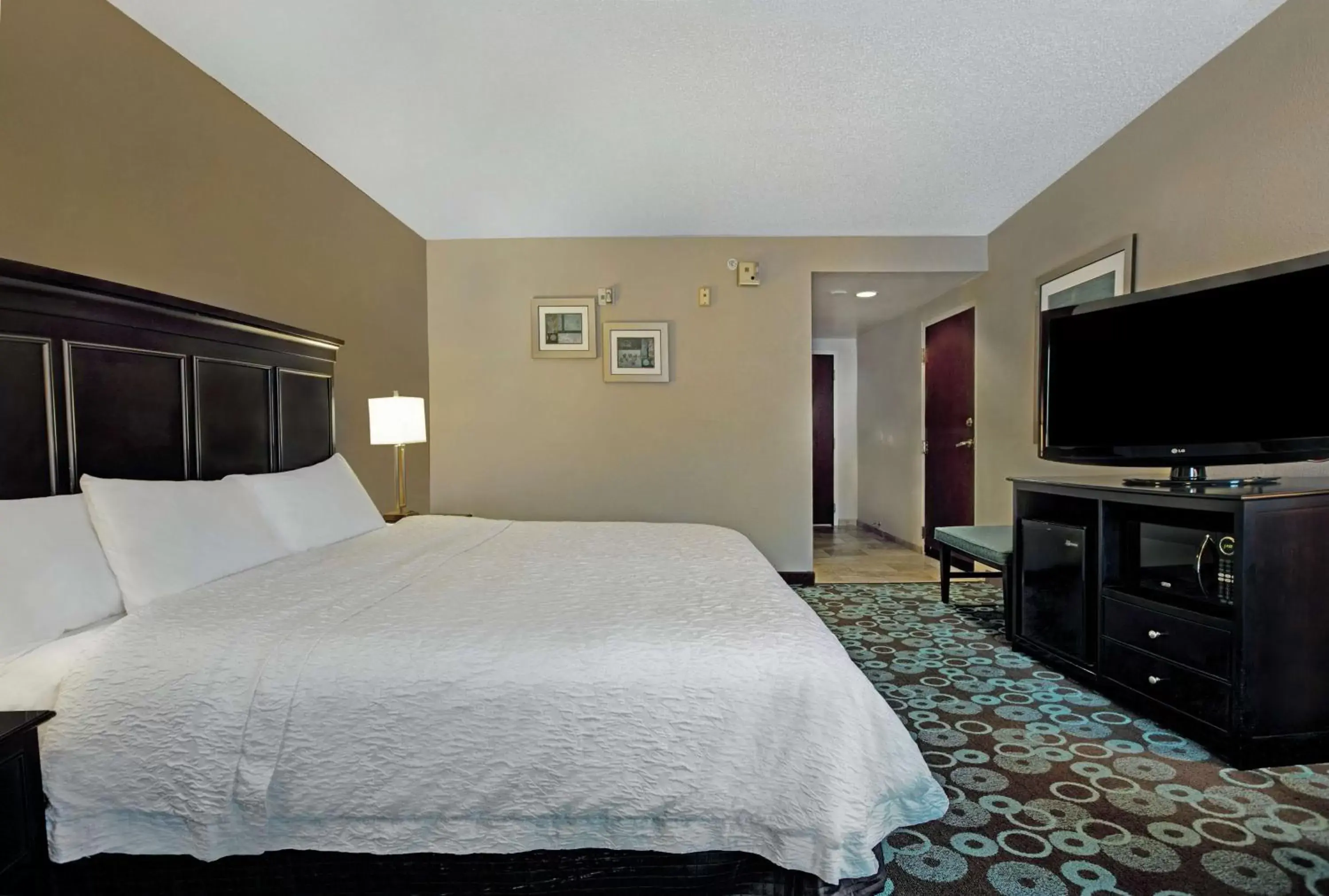 Bed, TV/Entertainment Center in Hampton Inn Biloxi Beach Boulevard