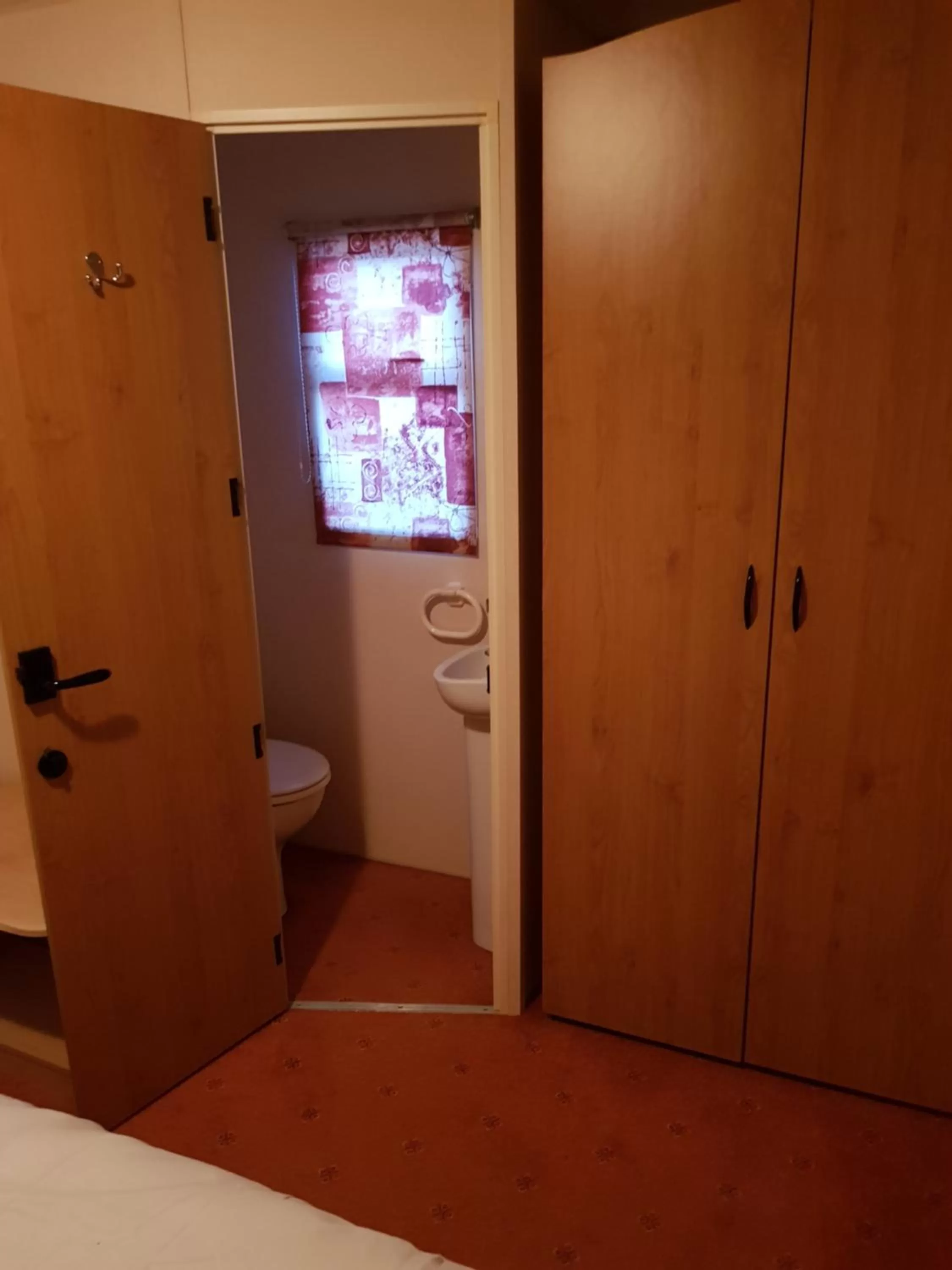 the jackdaw pub SELF CATERING STATIC CARAVAN free breakfast supplied