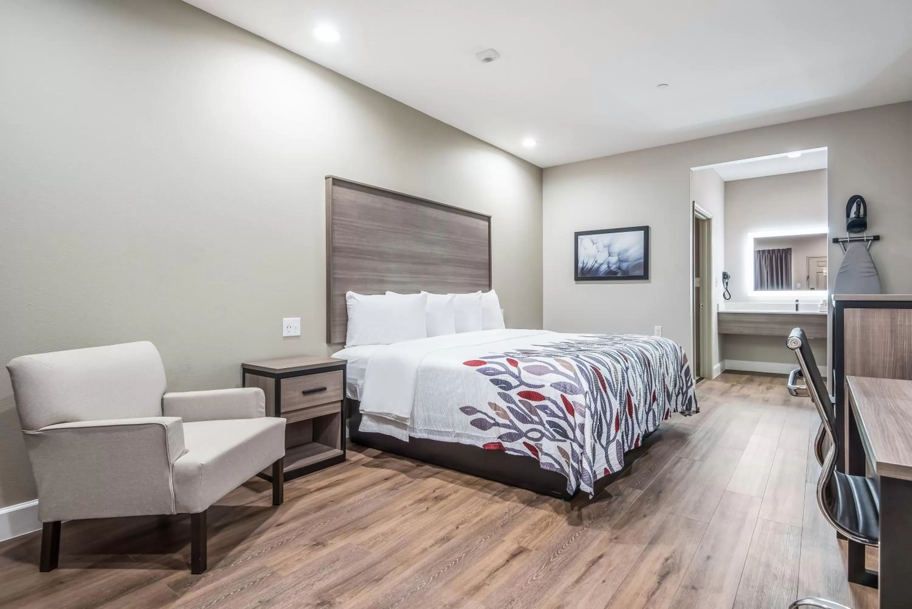 Photo of the whole room, Bed in Red Roof Inn & Suites Mobile SW - I-10