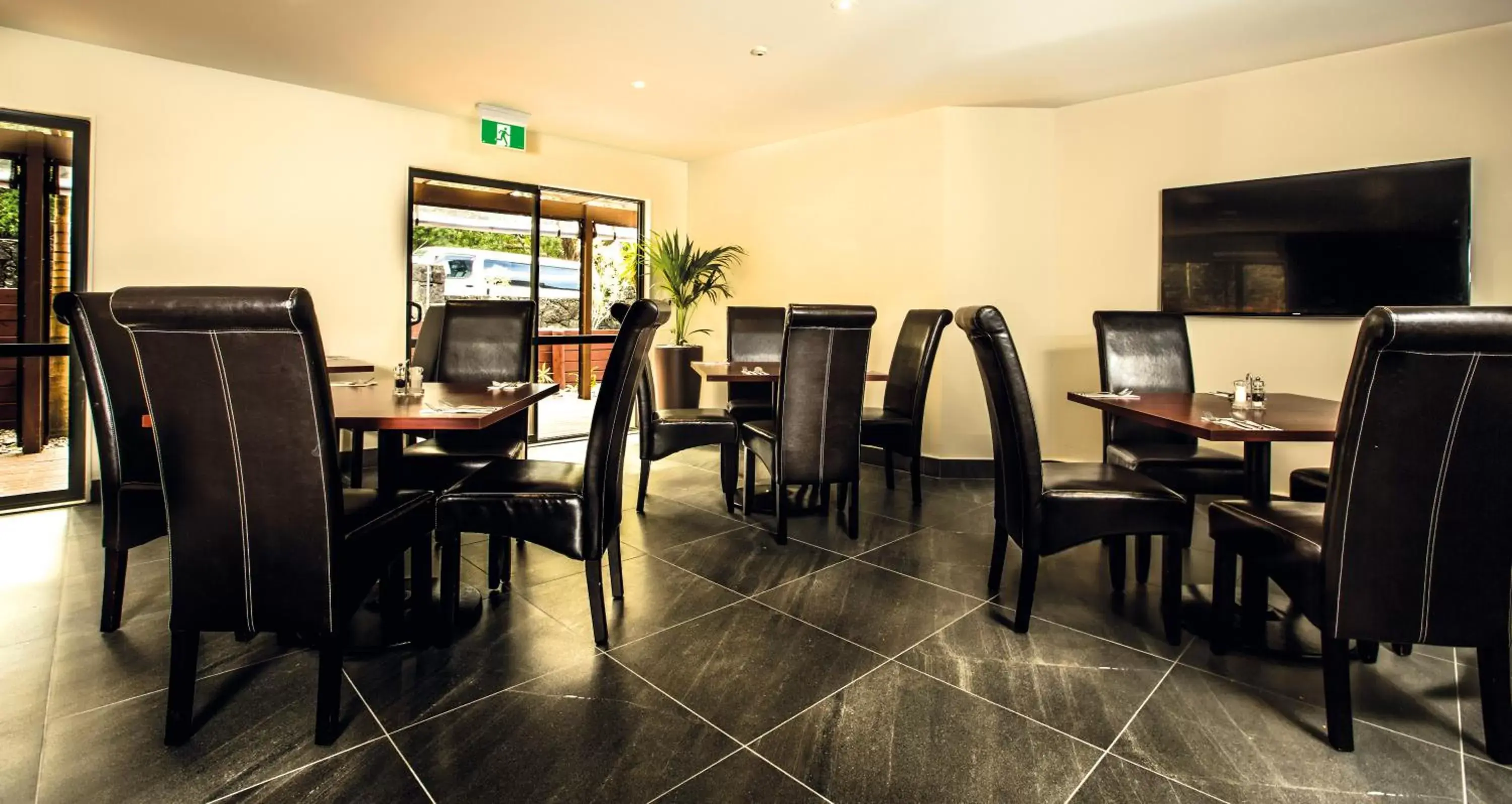 Restaurant/Places to Eat in Greenlane Suites