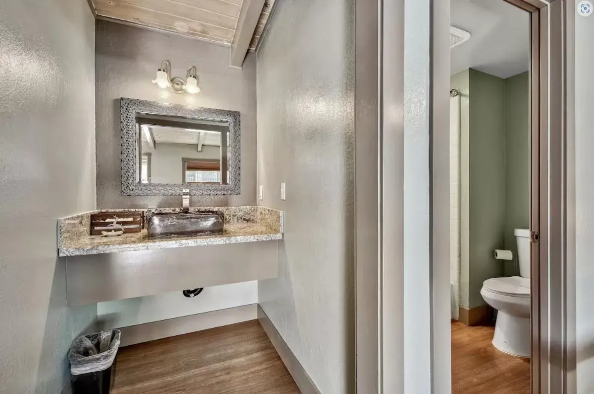 Bathroom in Blue Jay Lodge