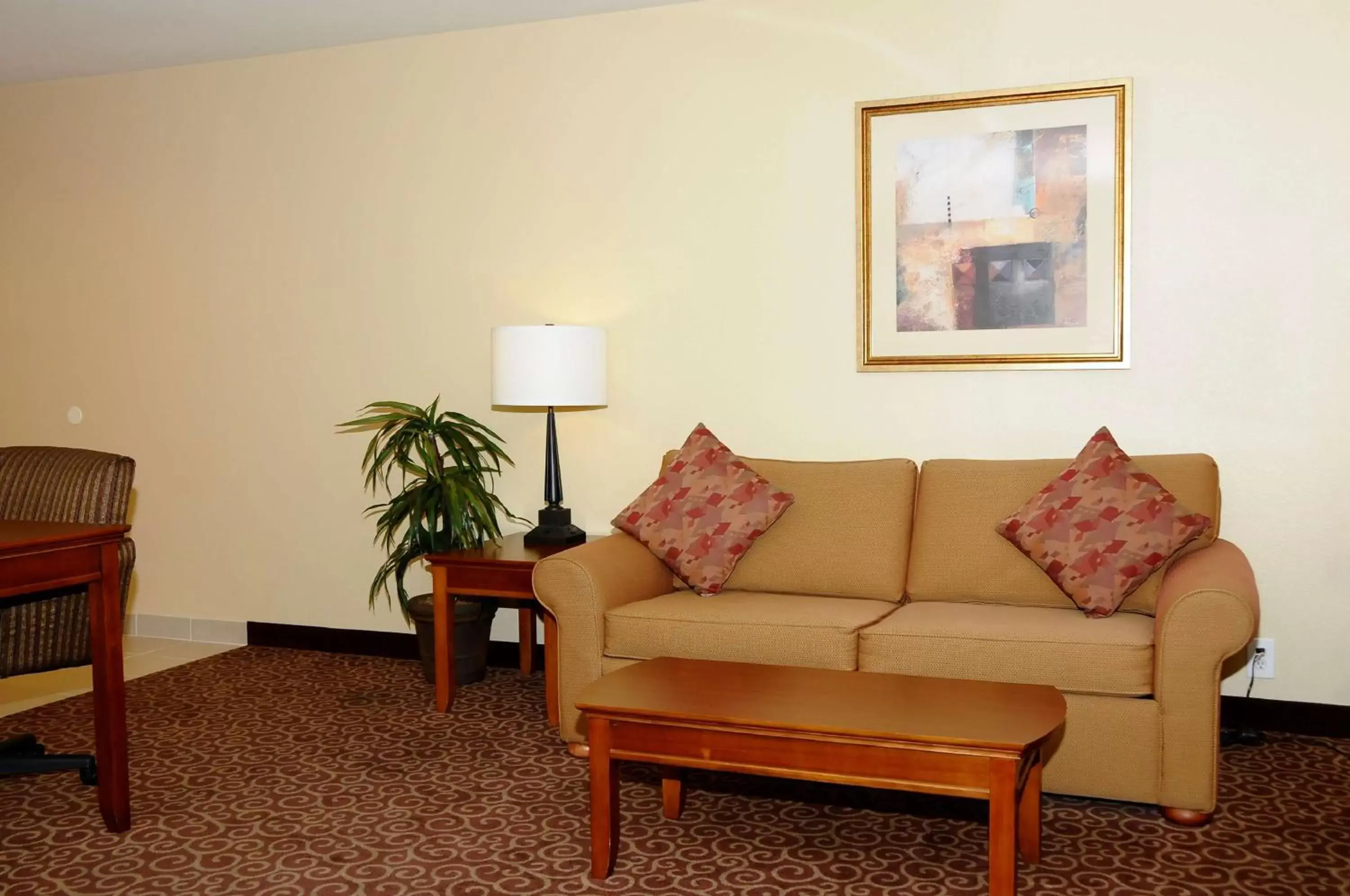 Bed, Seating Area in Hampton Inn & Suites Red Bluff
