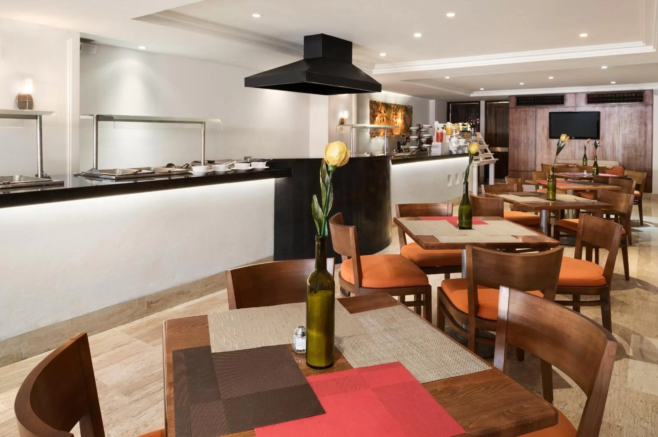 Restaurant/places to eat in Ramada Plaza by Wyndham Leon