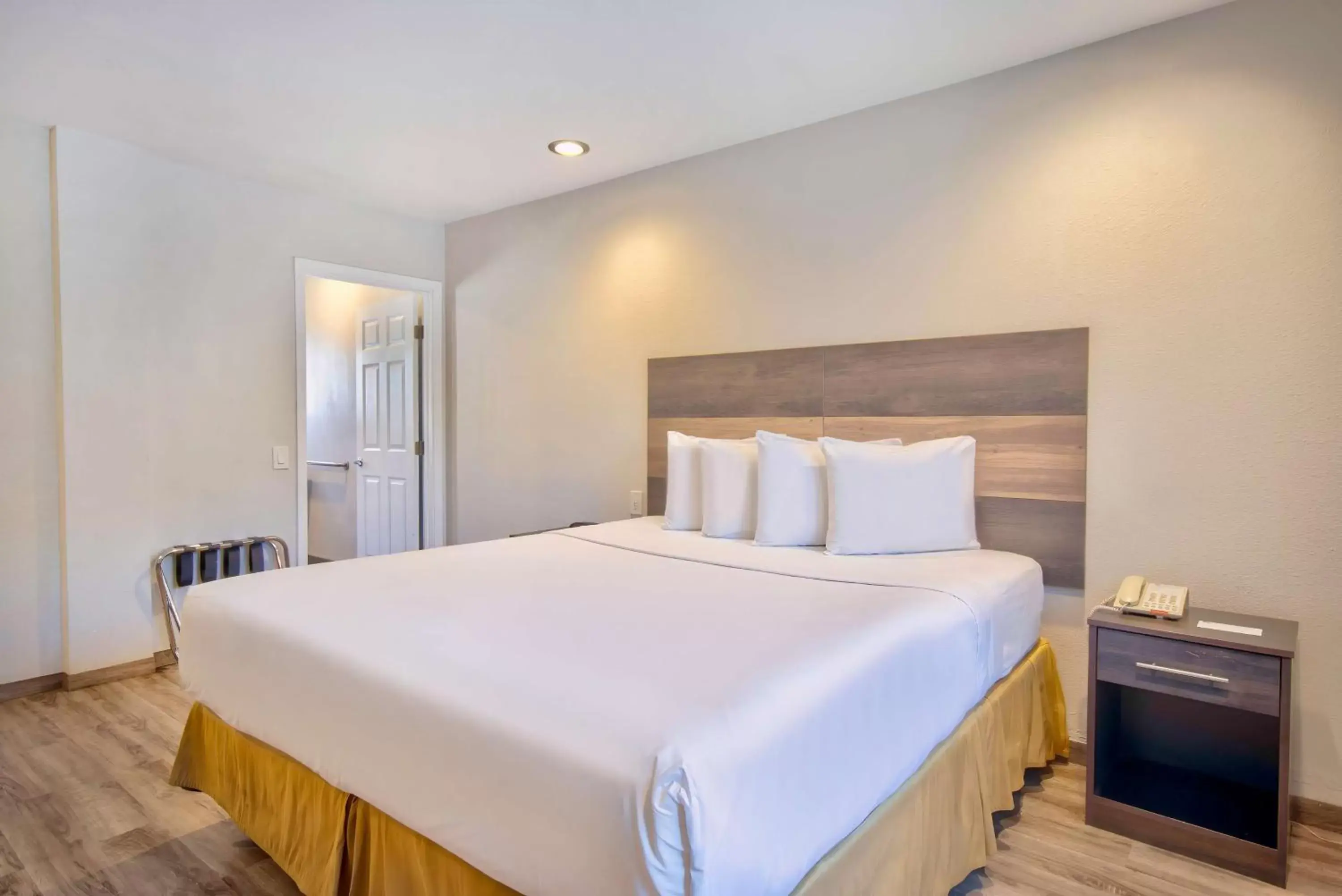 Bedroom, Bed in Studio 6 Rosemead, CA Bedroom, Bed in Studio 6 Rosemead, CA