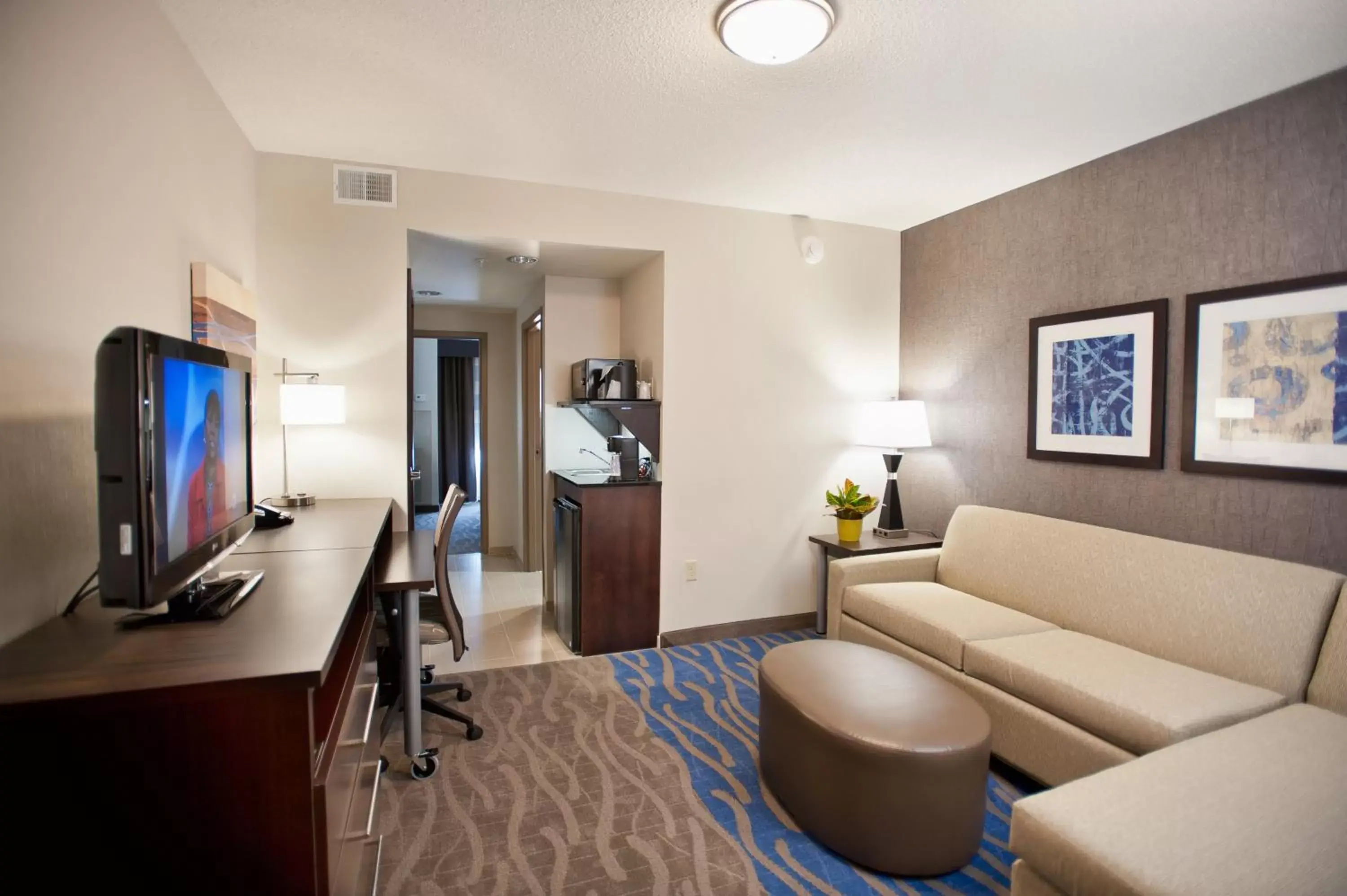 Photo of the whole room, Seating Area in Holiday Inn Express & Suites Dayton South - I-675, an IHG Hotel