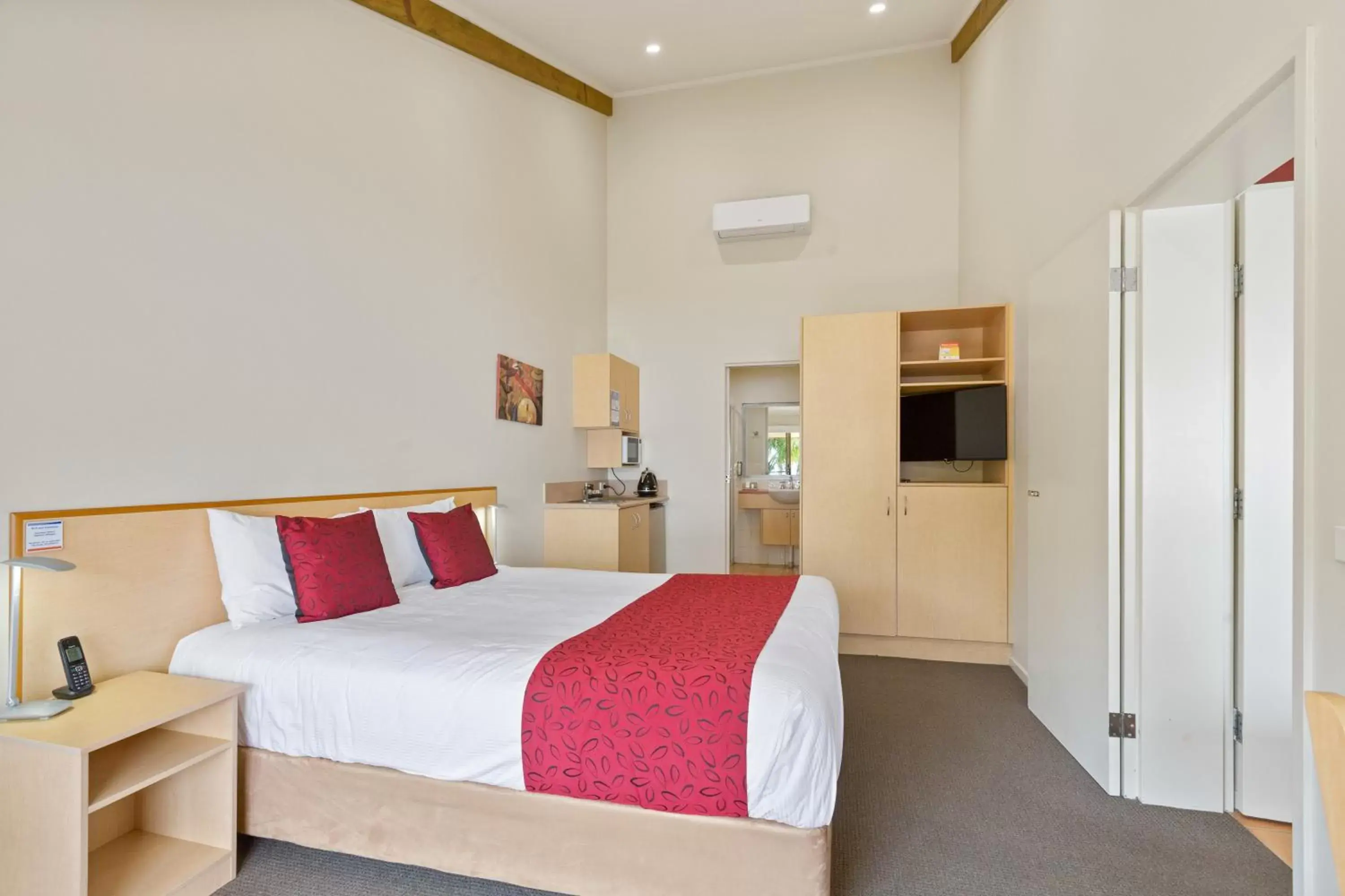 Bed in Tathra Beach House Holiday Apartments