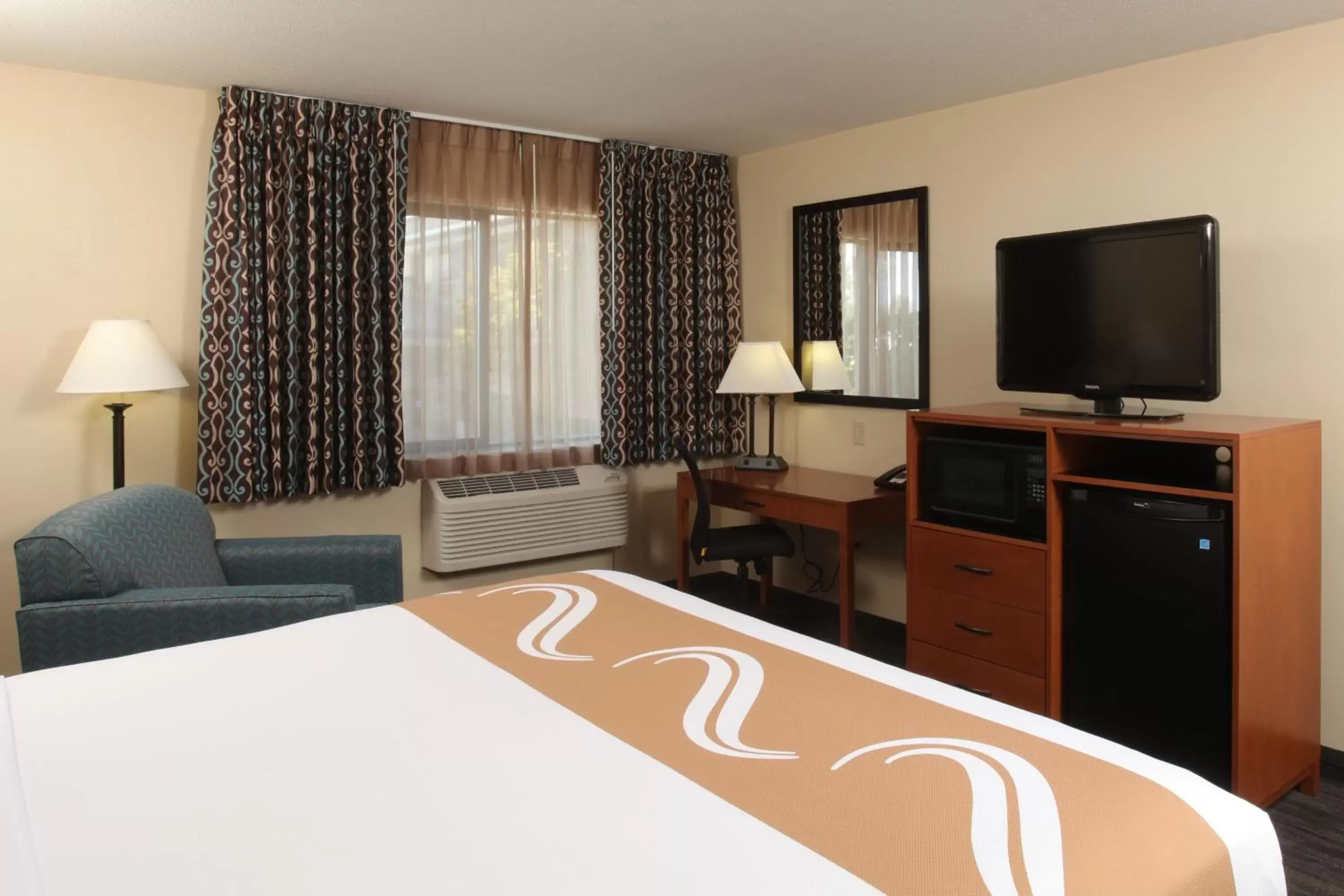 TV and multimedia, TV/Entertainment Center in Quality Inn Oakwood